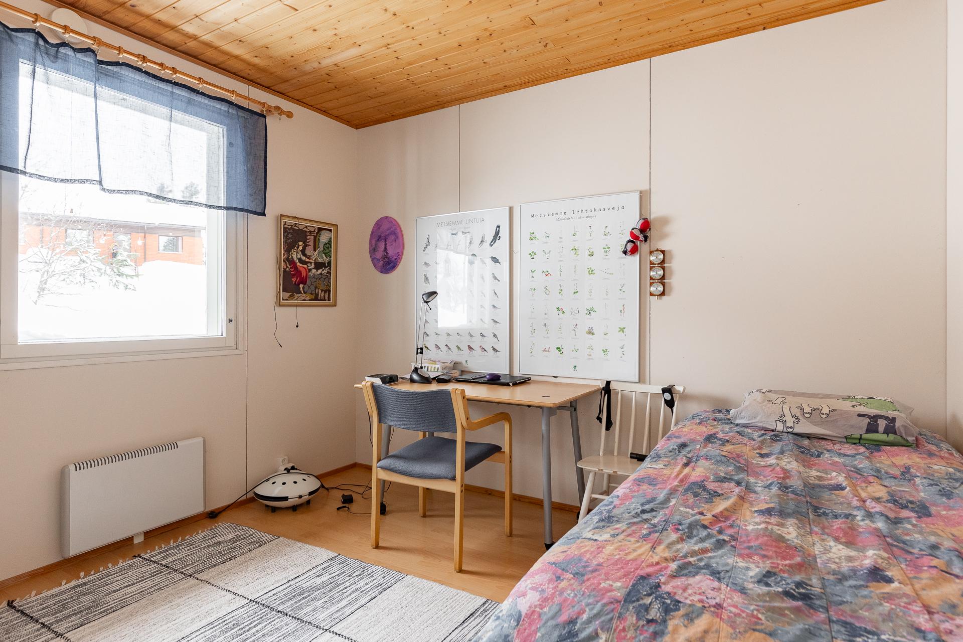 Yläkerran makuuhuone 2