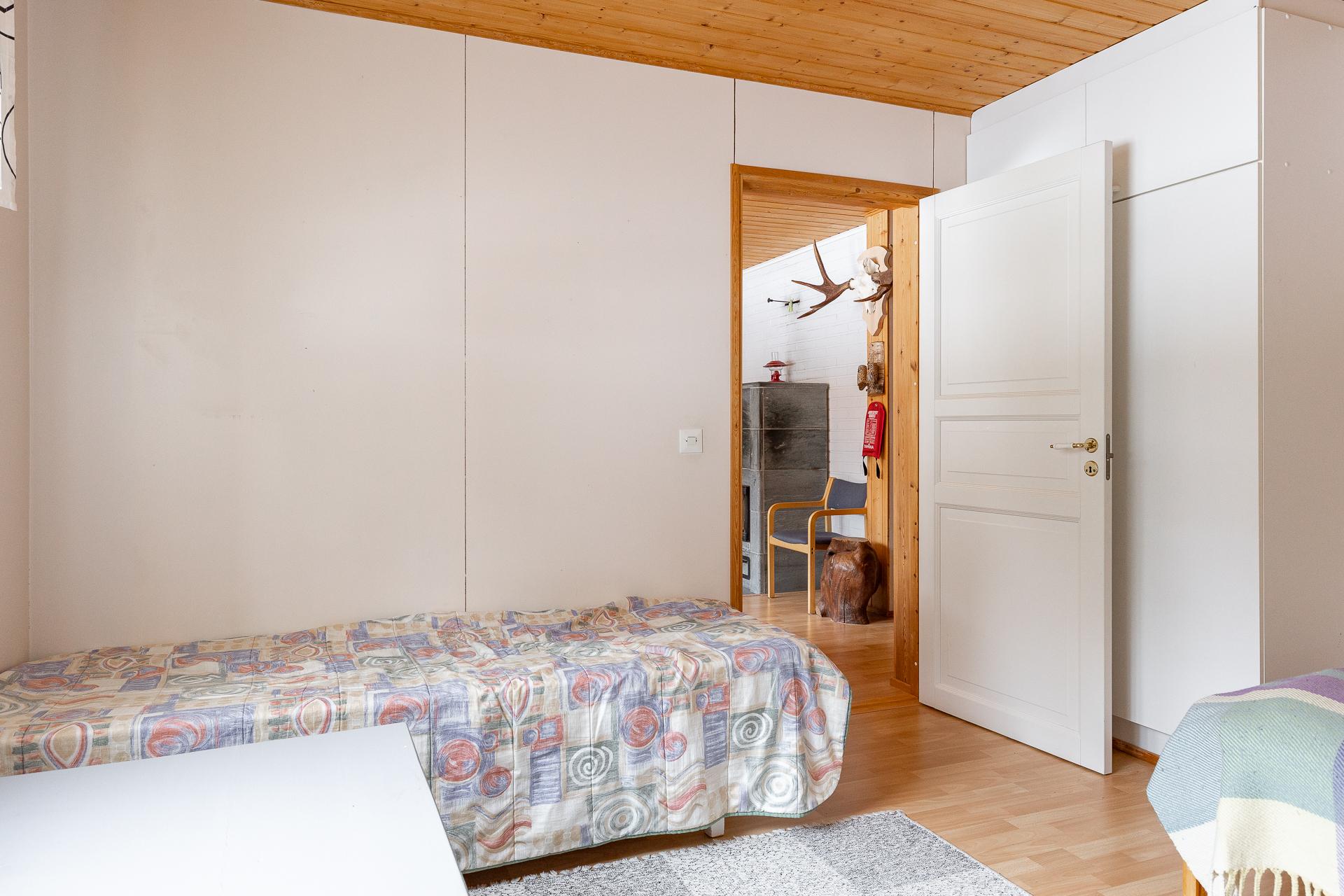 Alakerran makuuhuone