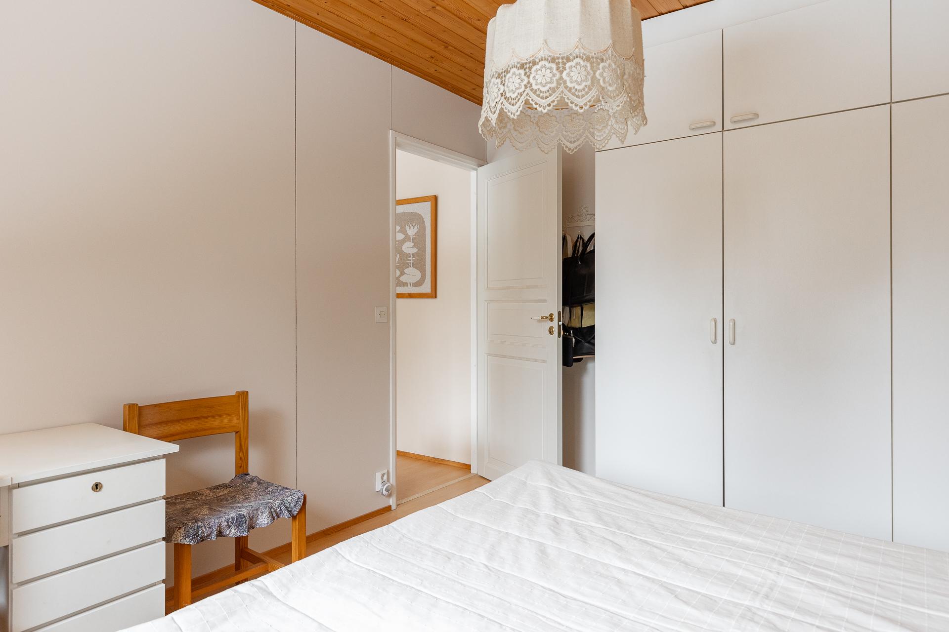 Yläkerran makuuhuone 1