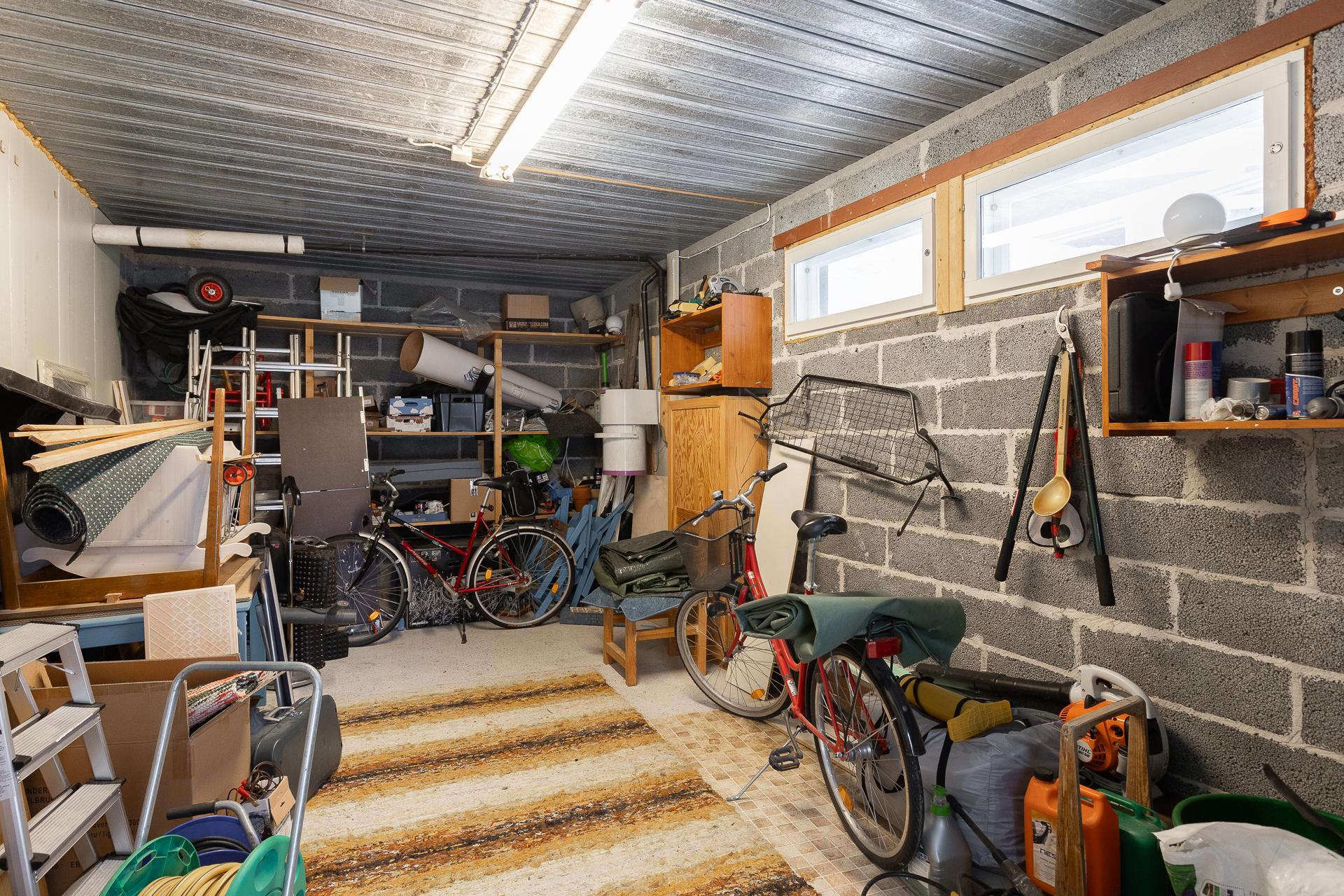 Alakerran iso varasto