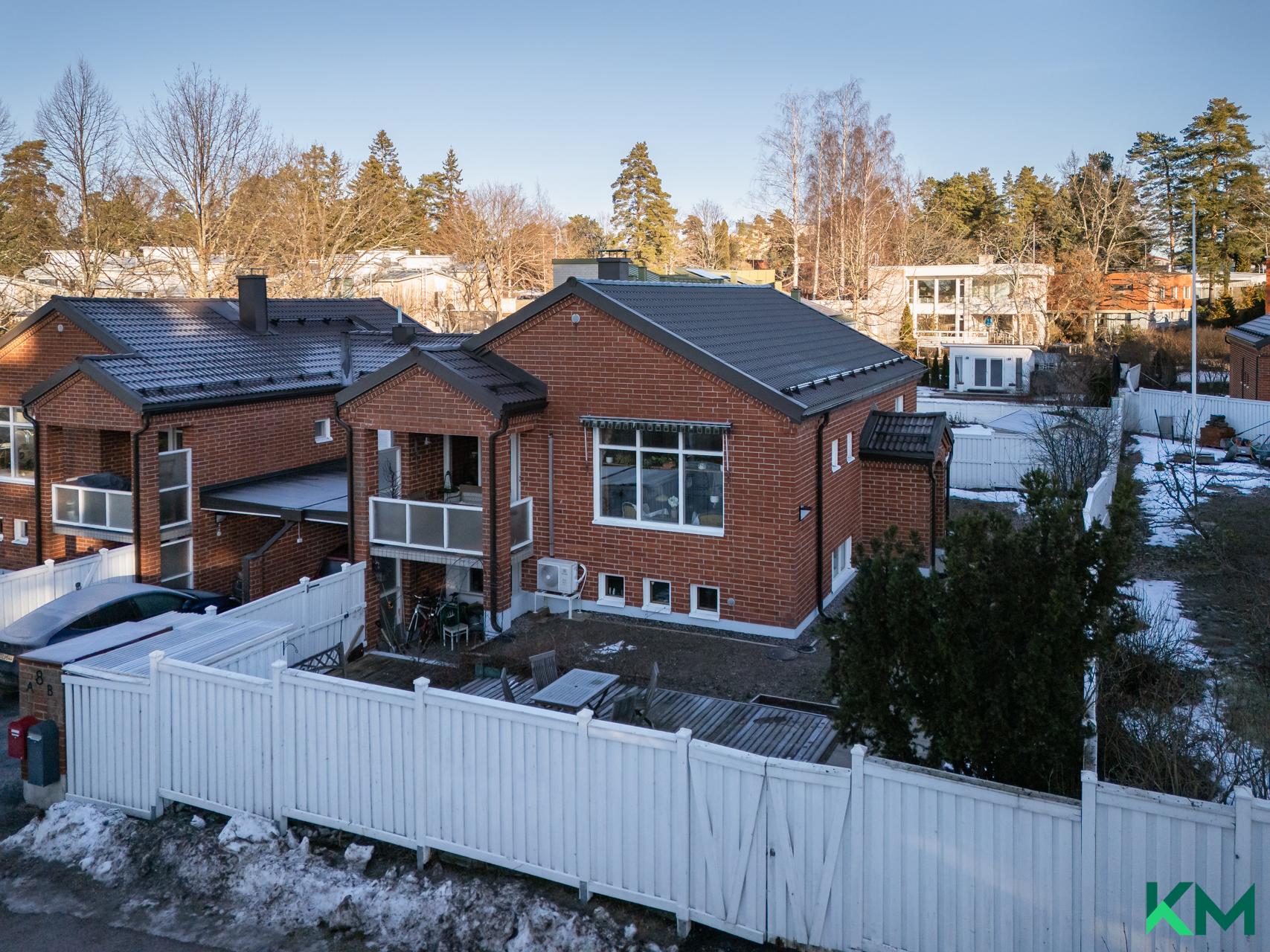 Talon ulkopuoli muistuttaa hieman englantilaista rakennustyyliä harjakattoineen, ruutuikkunoineen ja tiilipintoineen