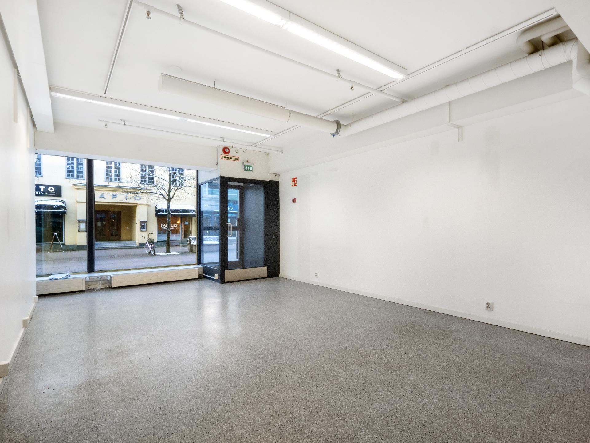 Näkymä kauppakadulle sekä sisäänkäynti