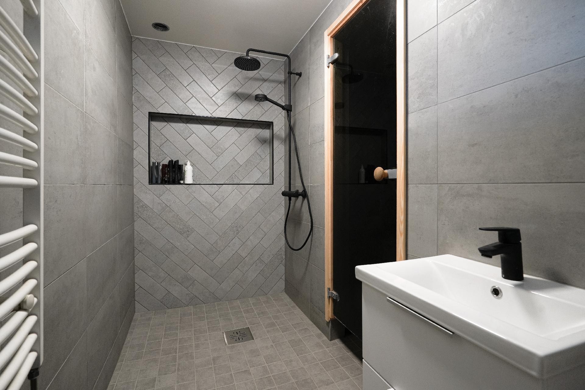 juuri uusittu kylpyhuone