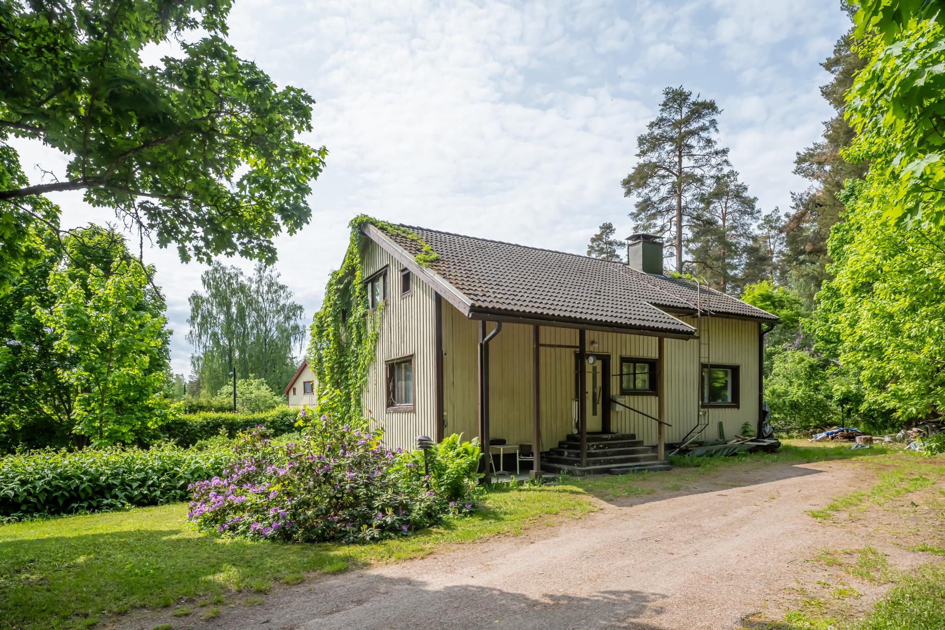 Tilava, viiden huoneen omakotitalo sijaitsee omalla, suurella tontilla lähellä arvokasta  kulttuuriympäristöä ja keskustan palveluja.