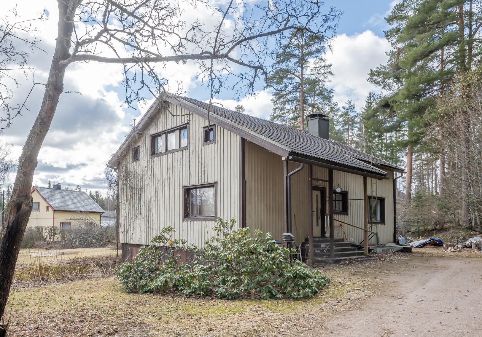 Tilava, viiden huoneen omakotitalo sijaitsee omalla, suurella tontilla lähellä arvokasta  kulttuuriympäristöä ja keskustan palveluja.