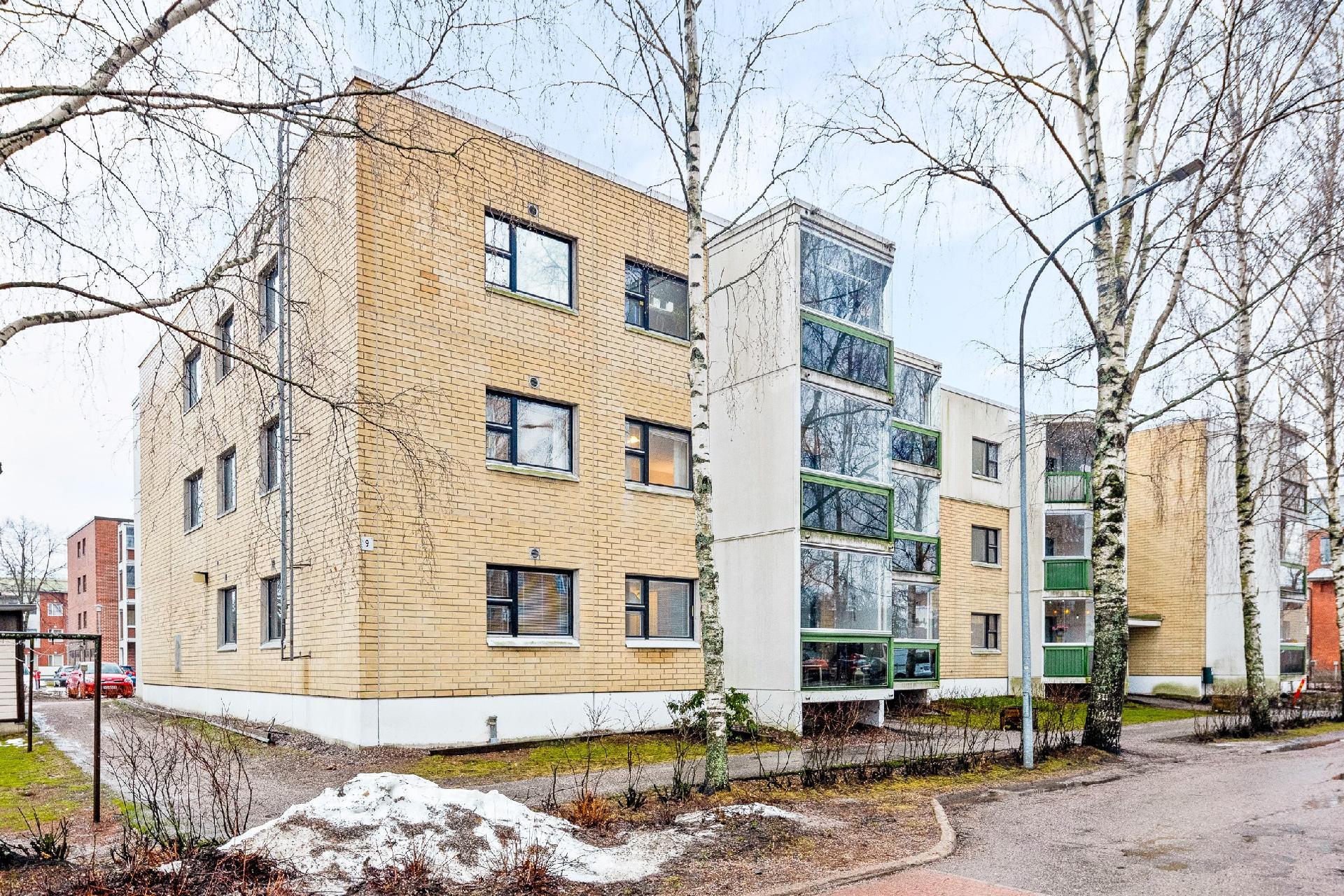 Julkisivu kadun puolelta