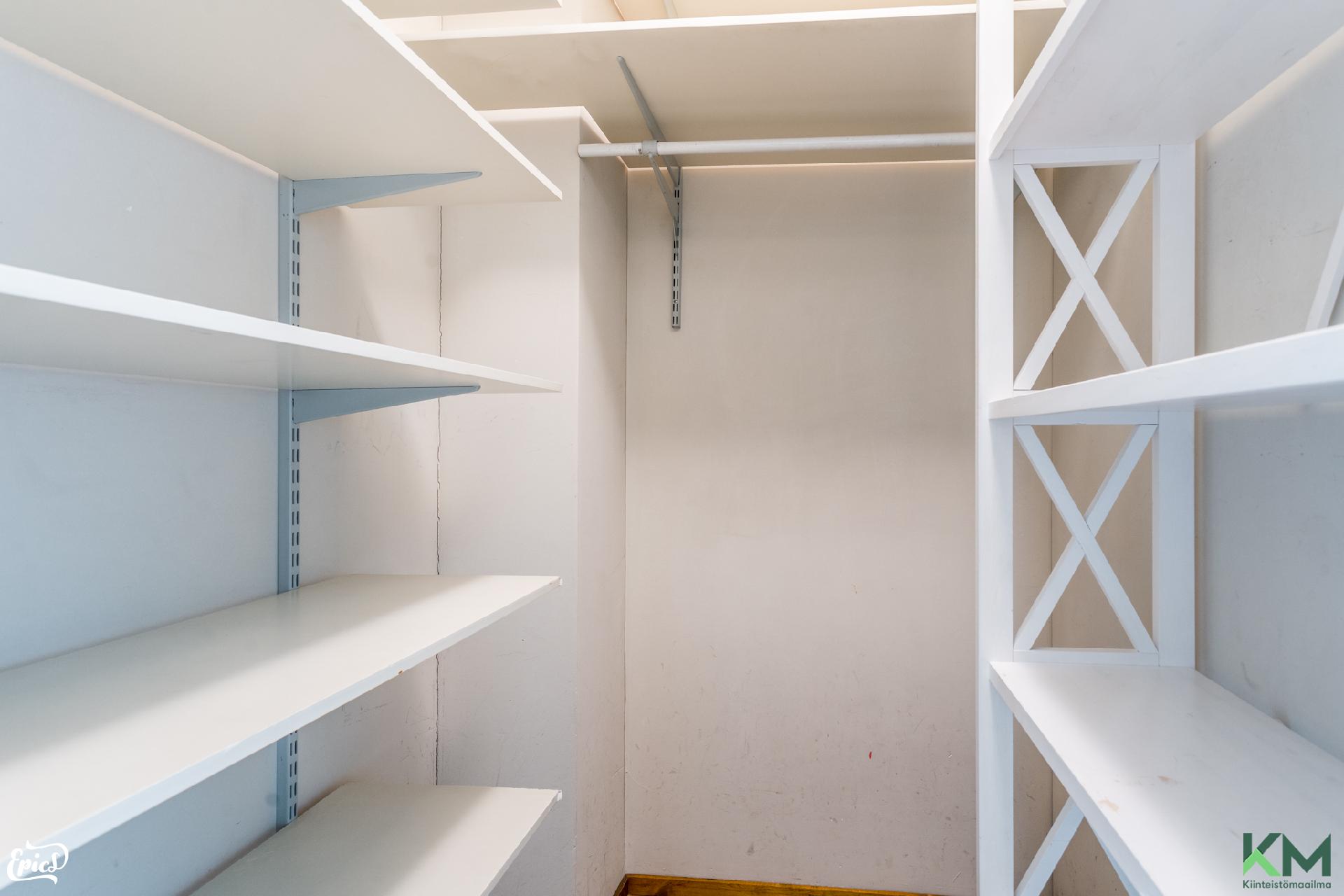 Iso vaatehuone heti makuuhuoneen vieressä.