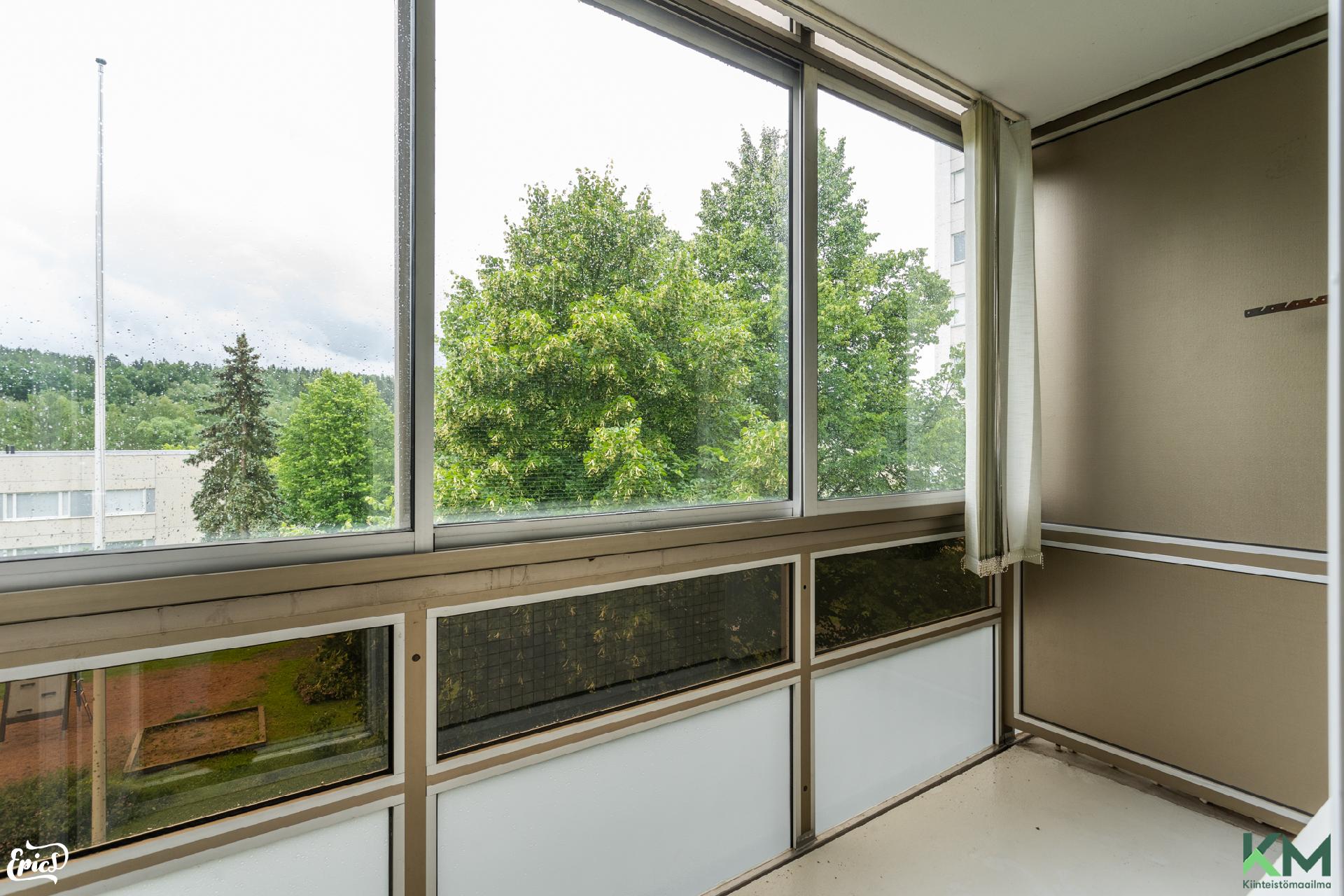 Tilava lasitettu parveke