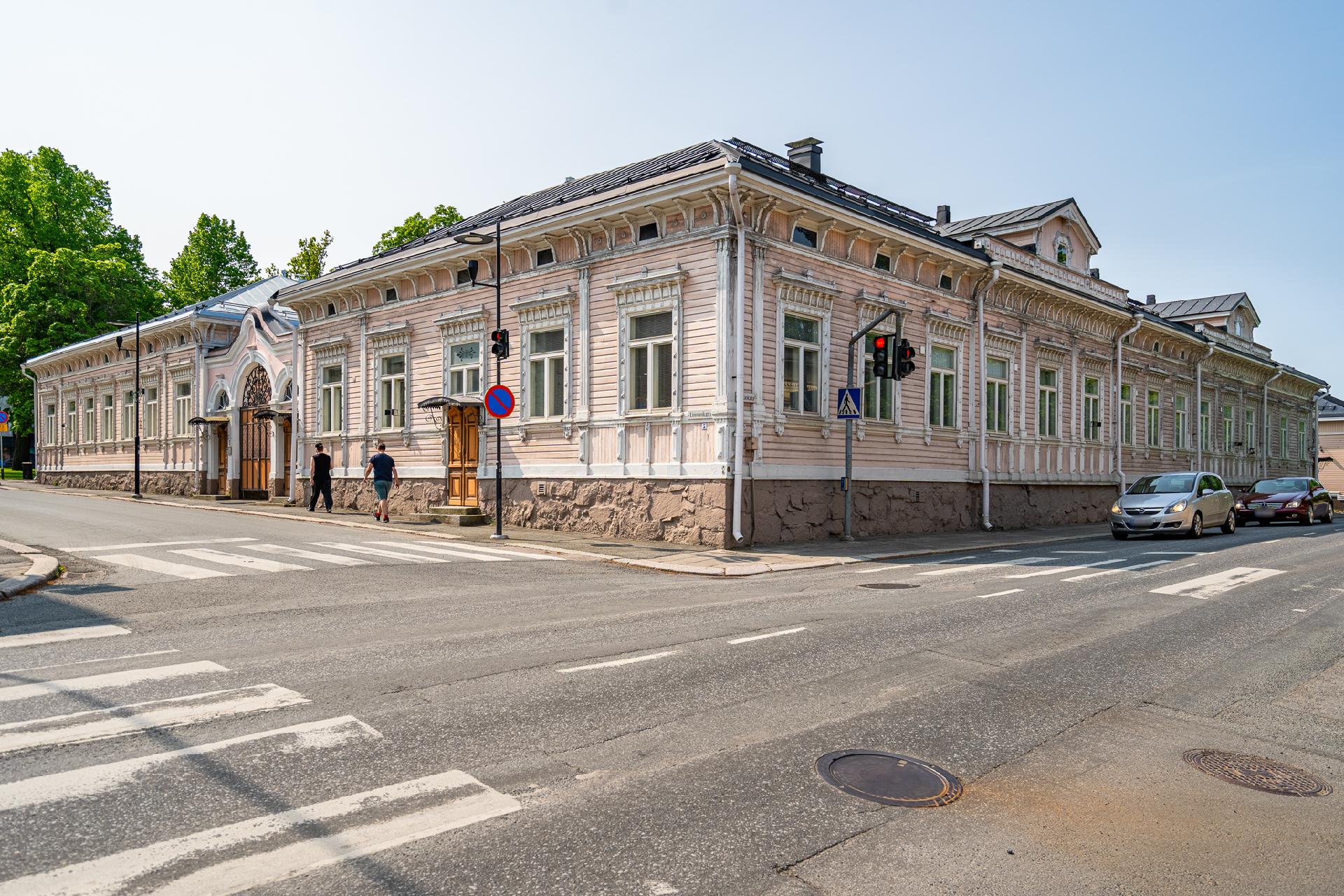Linnankadunpuolelta