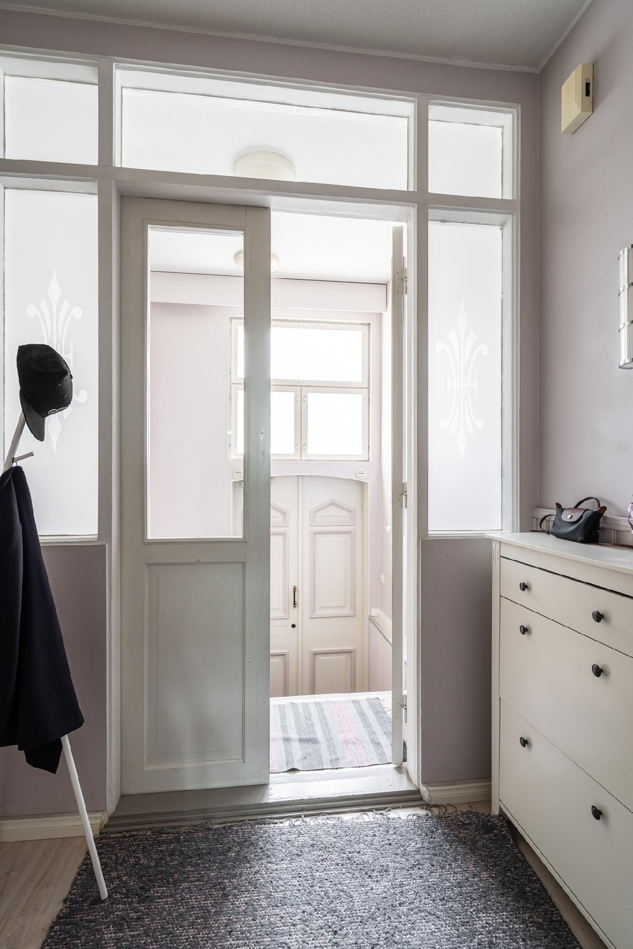 Sisäänkäynti Linnankadulta/Eteinen