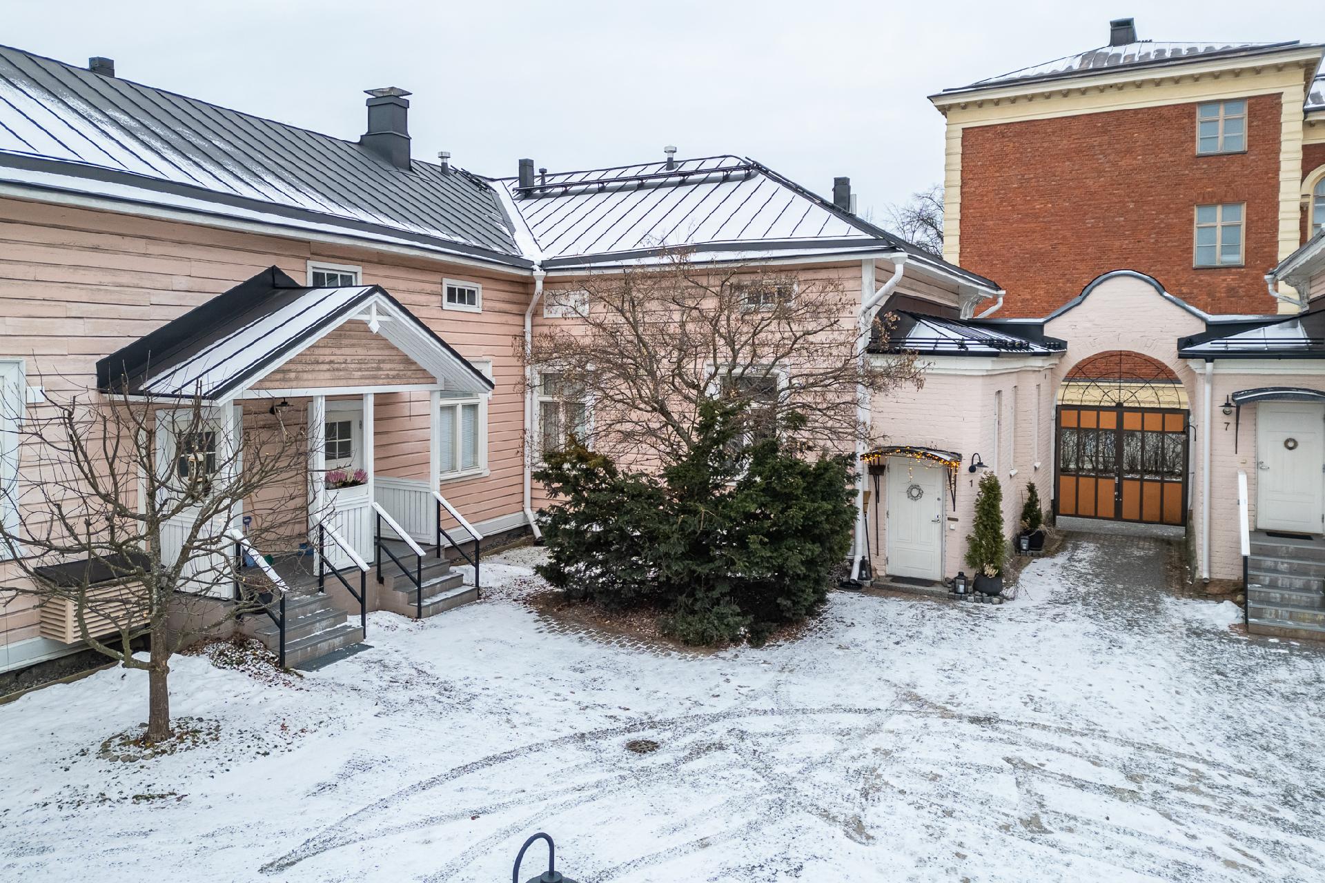 Sisäänkäynti sisäpiha