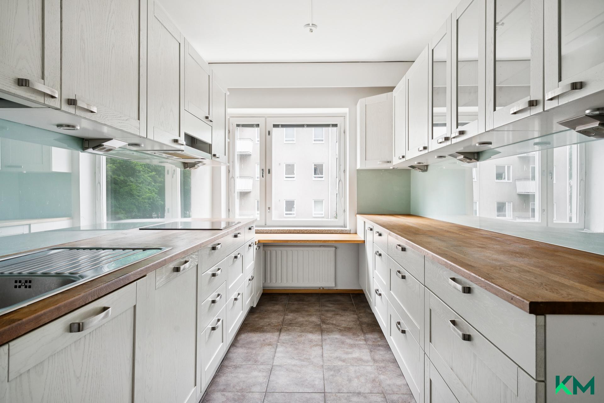 Keittiössä tammi-kaapistot