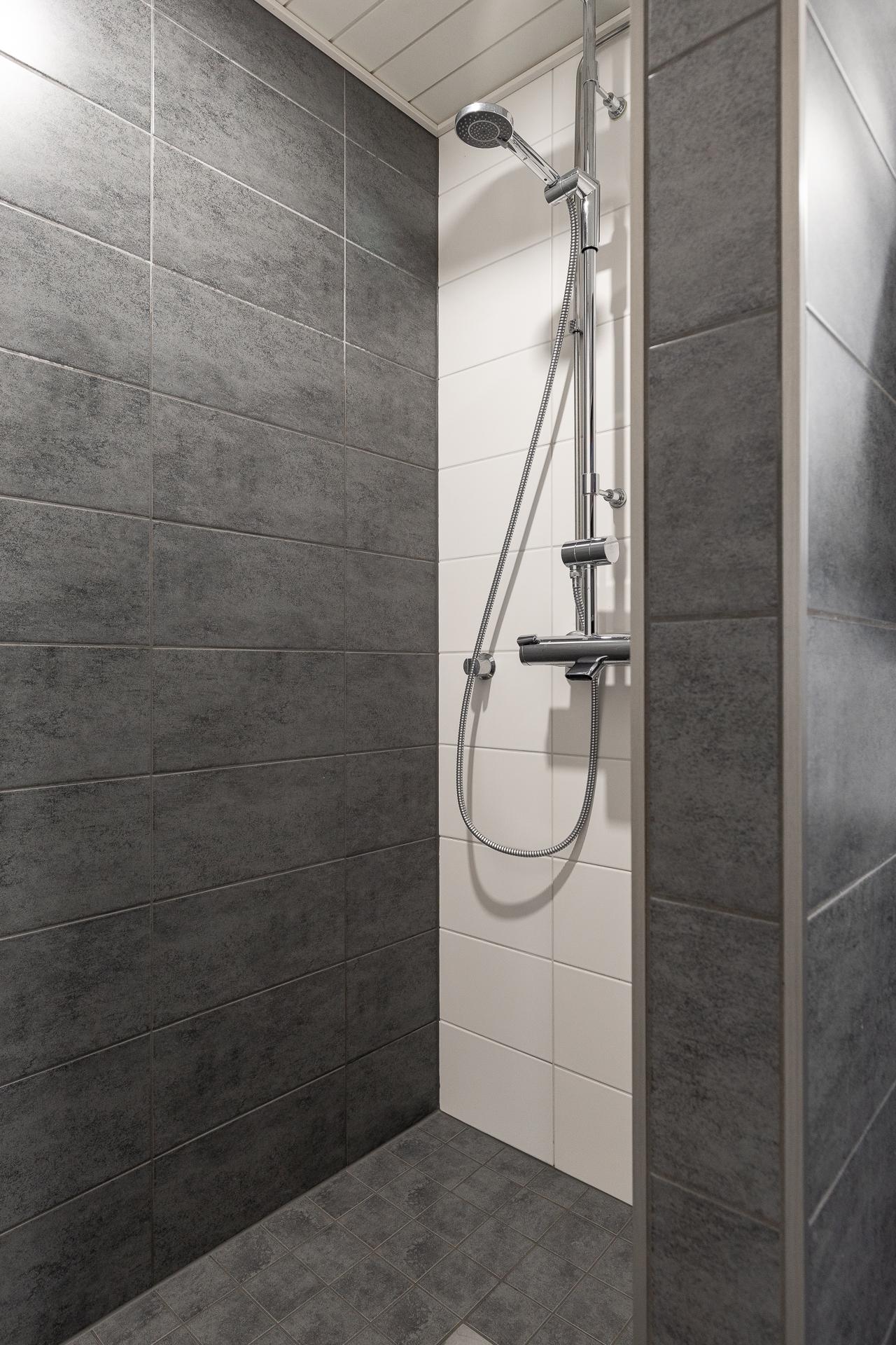 Päärakennuksen kylpyhuone