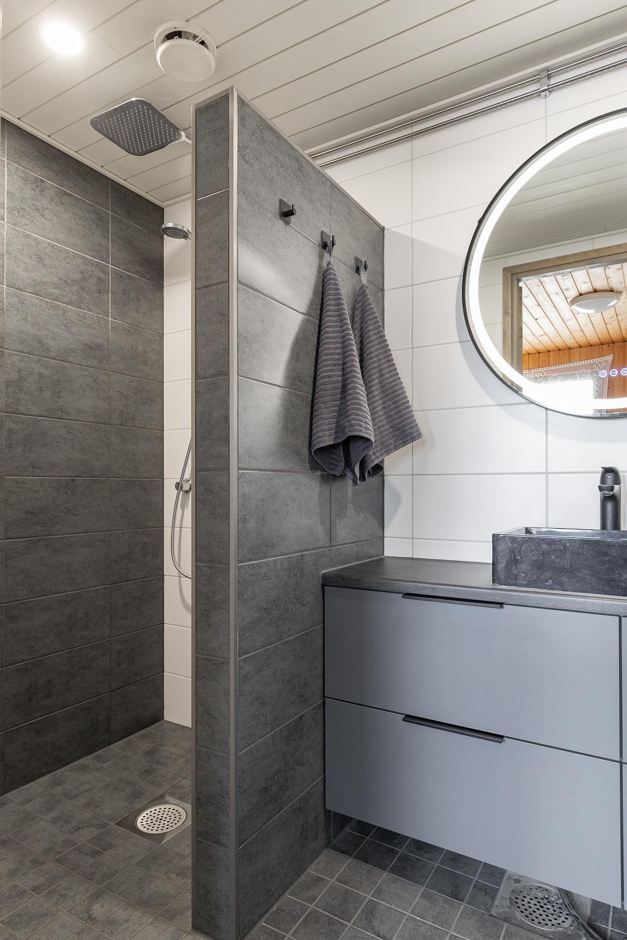 Päärakennuksen kylpyhuone