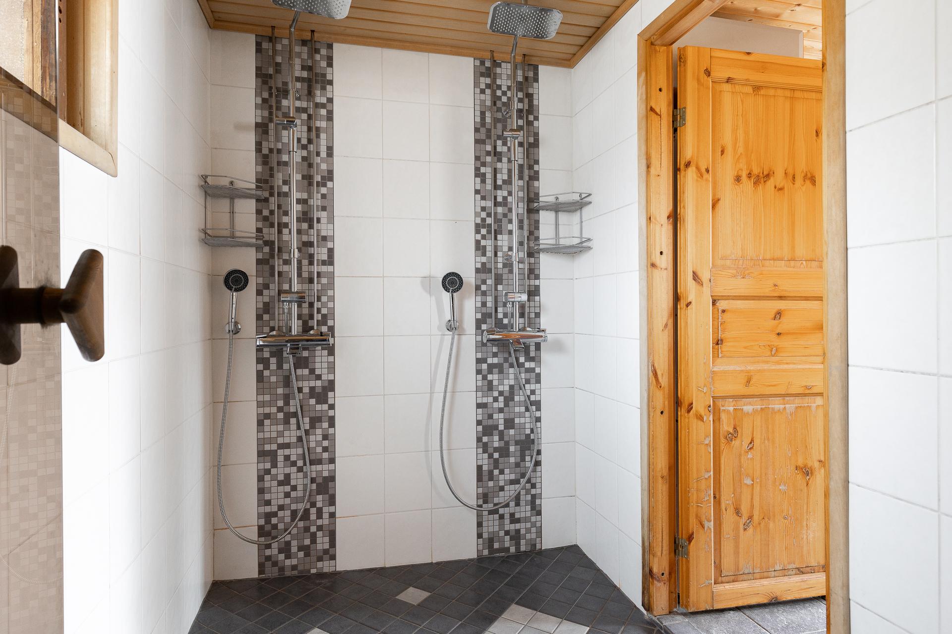 Piharakennuksen kylpyhuone