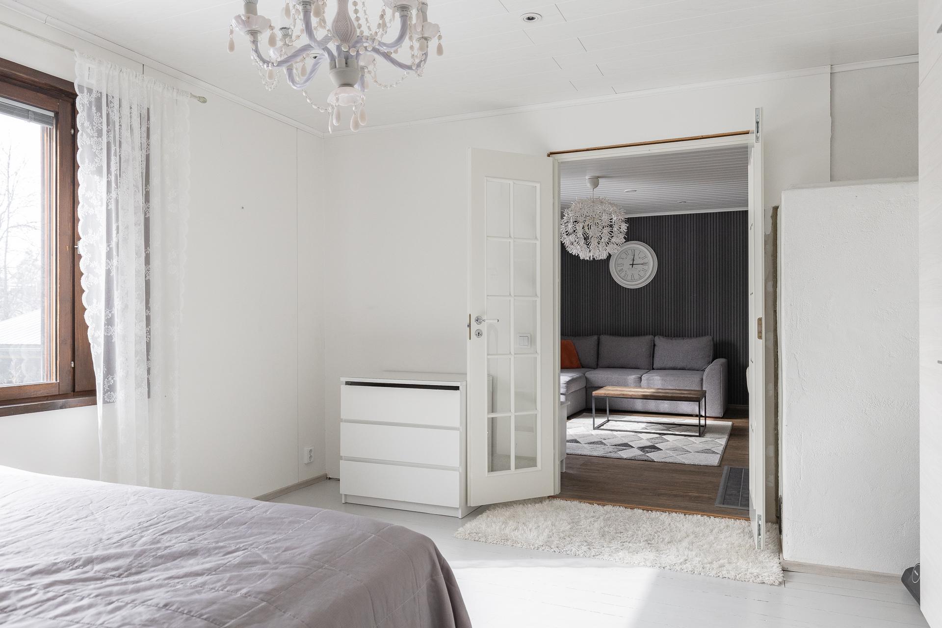 Alakerran makuuhuone