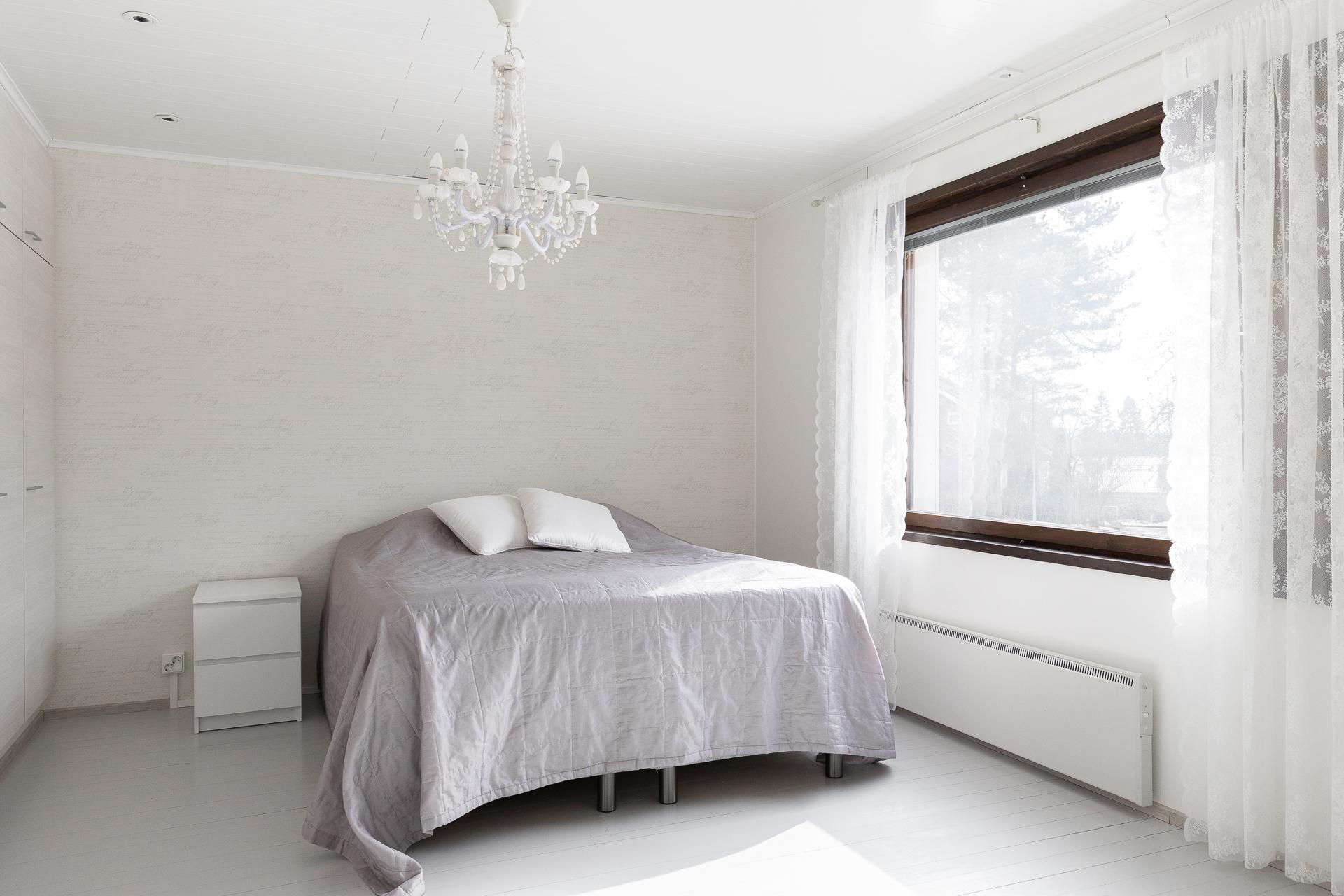 Alakerran makuuhuone