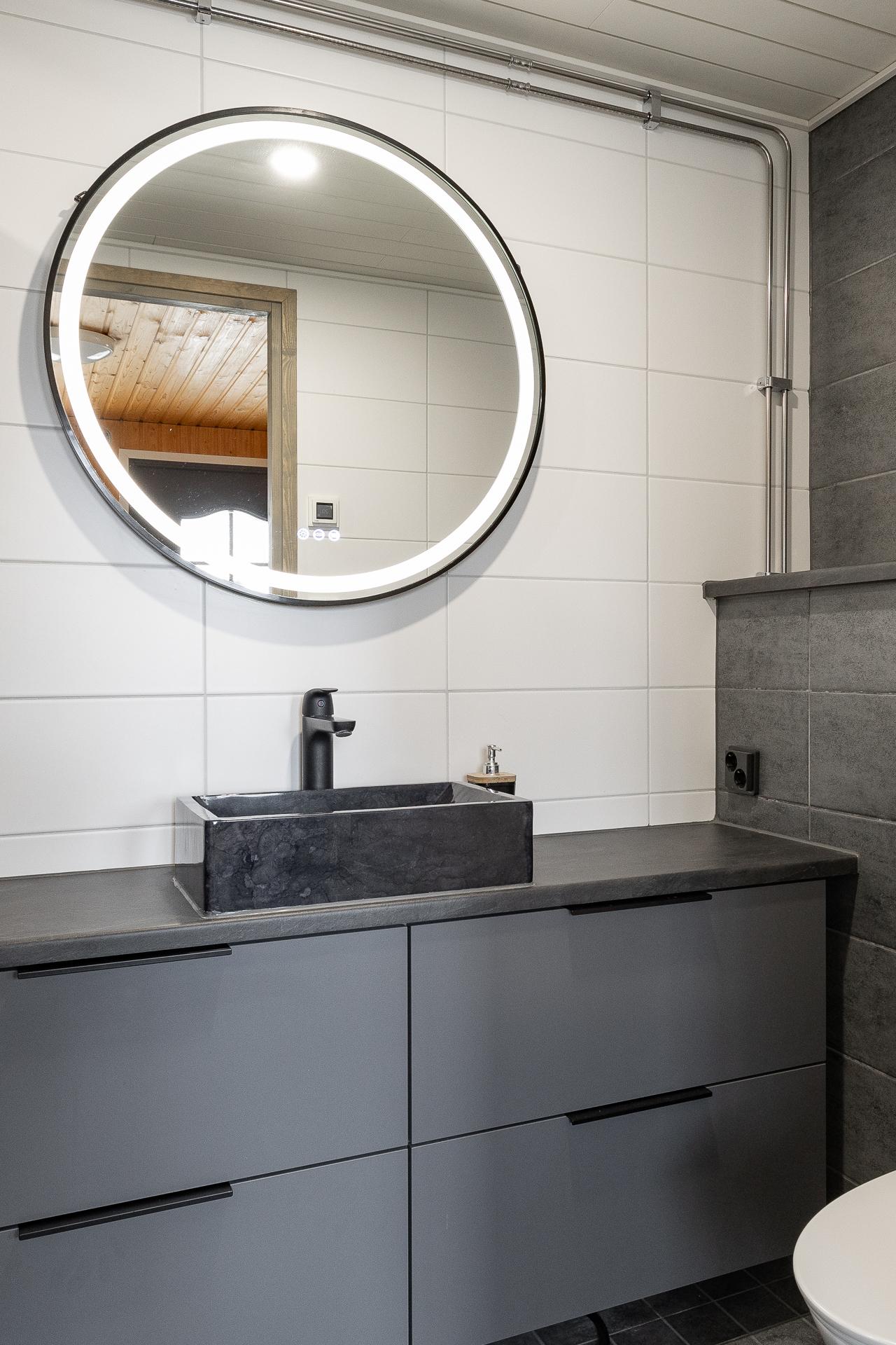 Päärakennuksen kylpyhuone