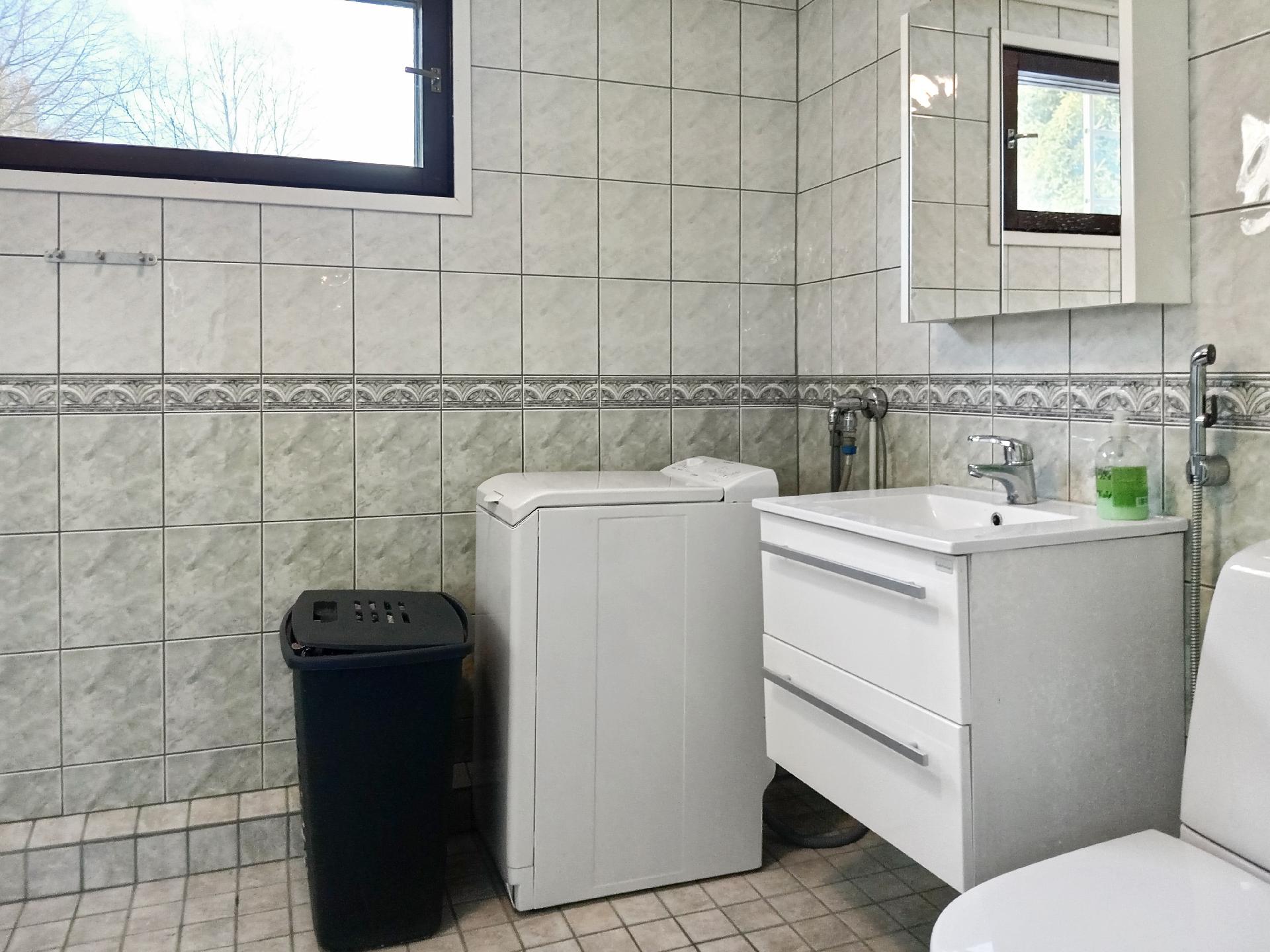 Kylpyhuoneessa on hyvin tilaa mm. pesukoneelle