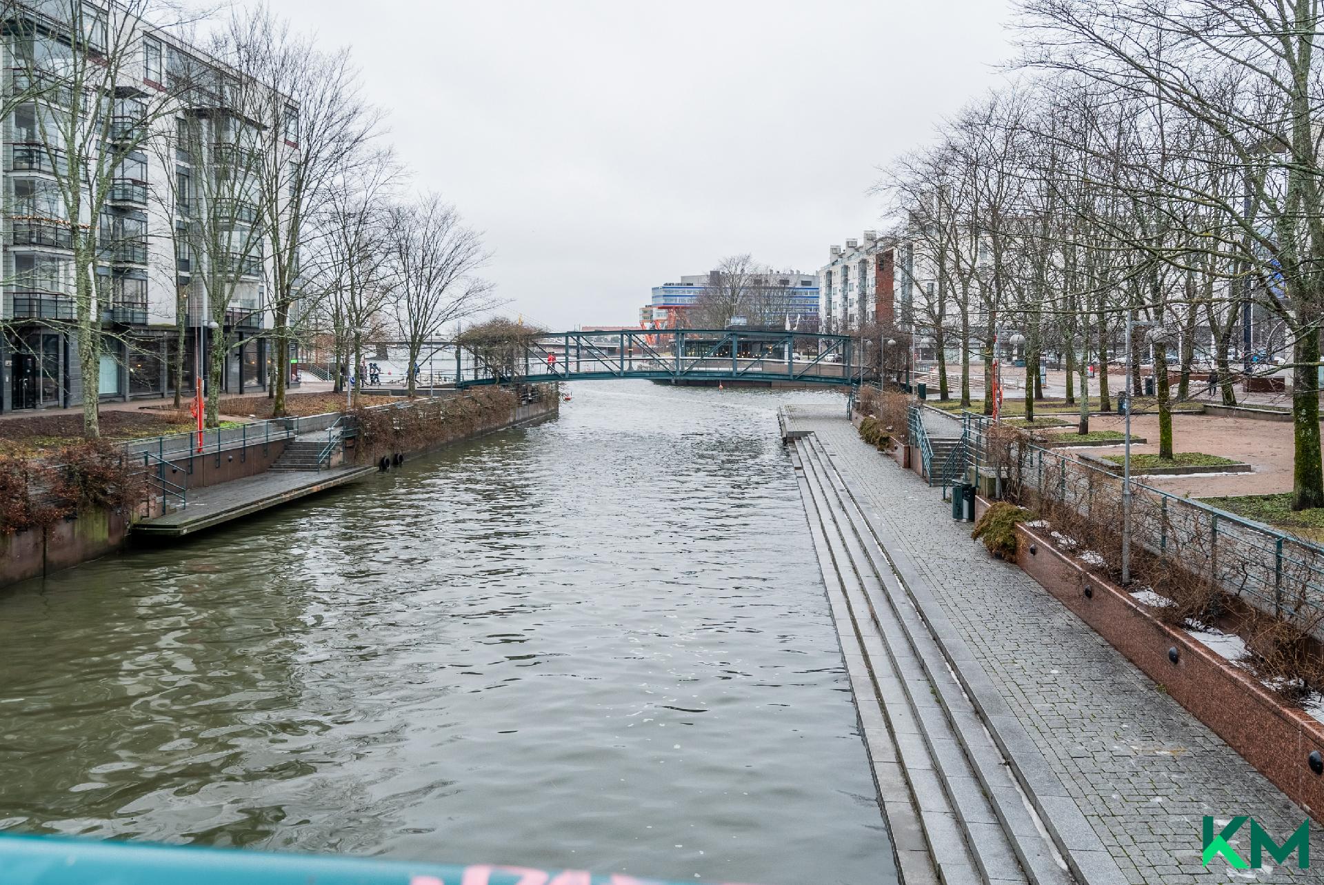 Ruoholahden kanava talon vieressä