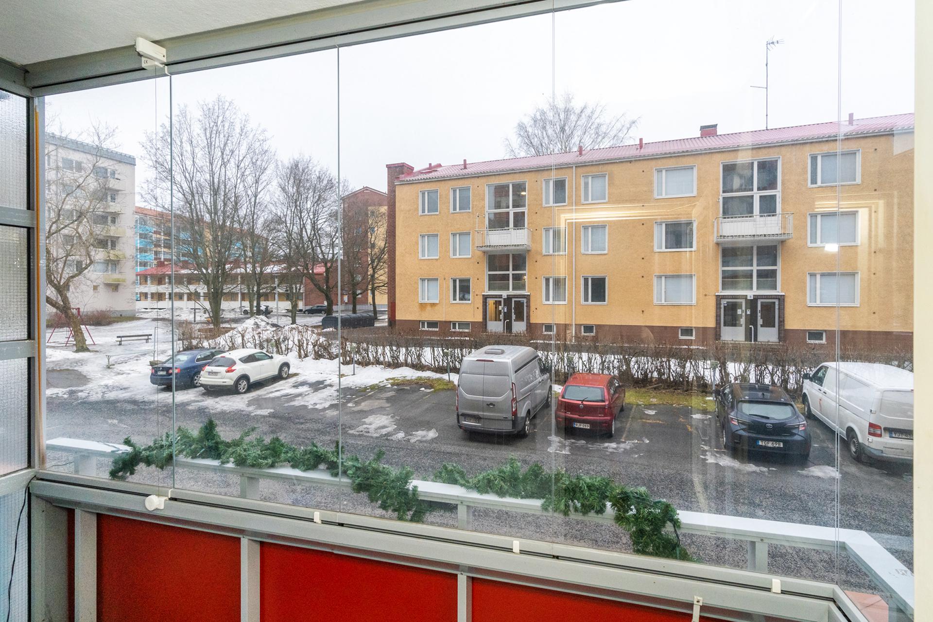 Parveke sisäpihan suuntaan