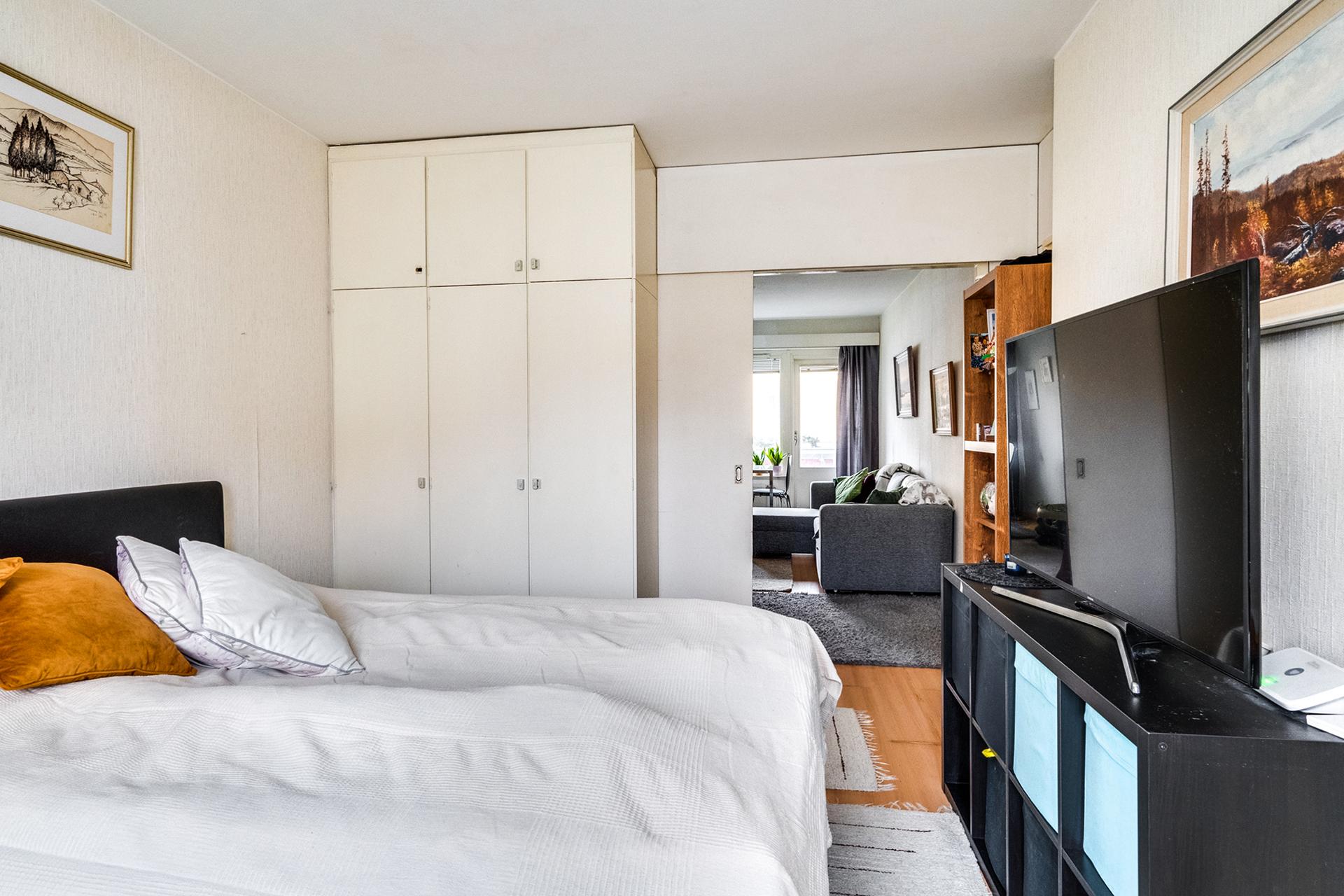 Makuuhuoneessa liukuovi