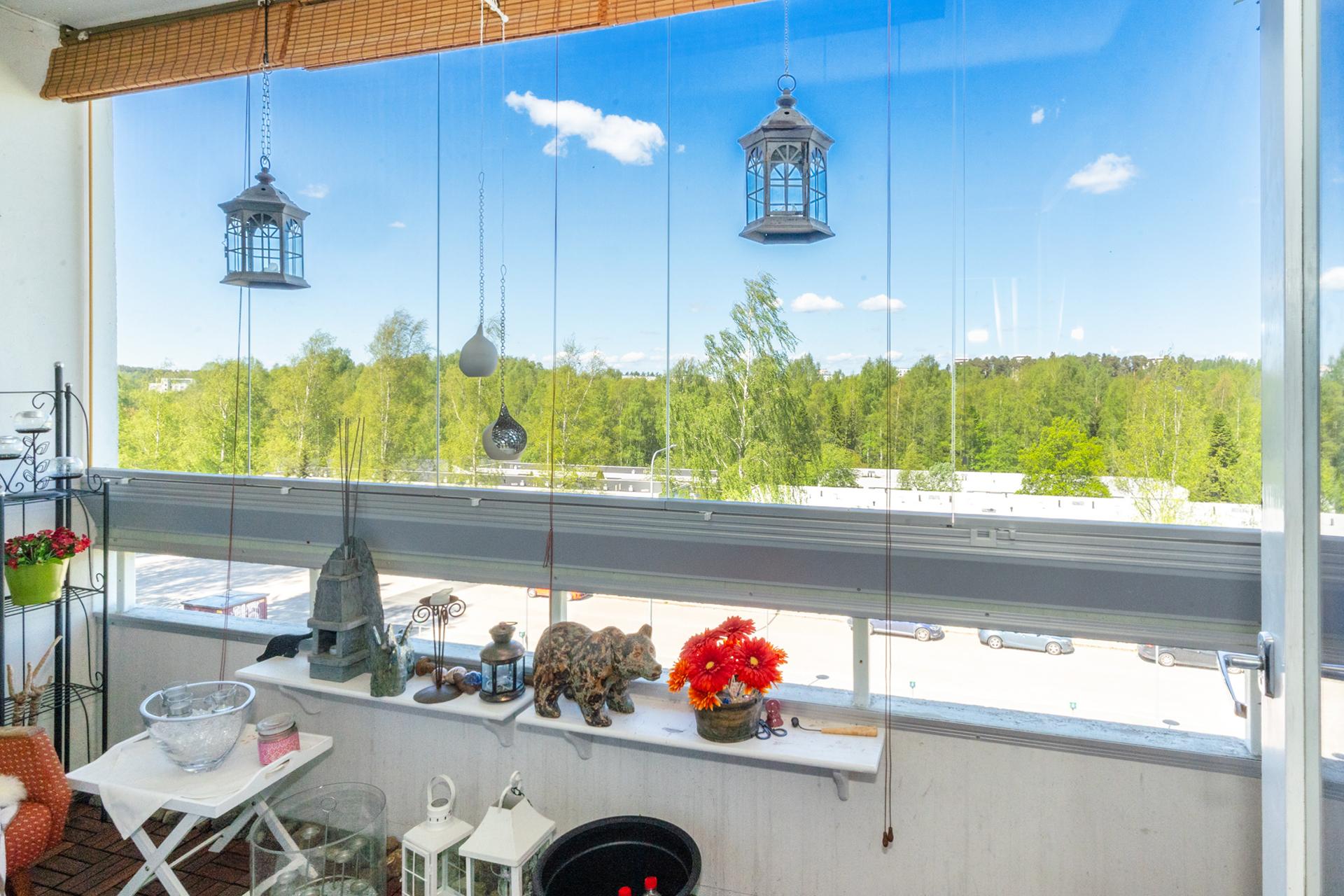 Olohuoneesta on käynti lasitetulle parvekkeelle