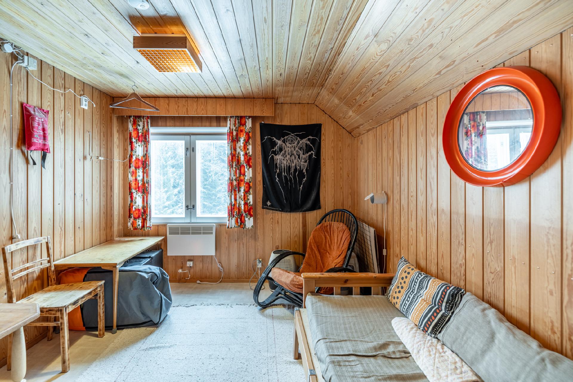 yläkerran toinen huone/pukuhuone