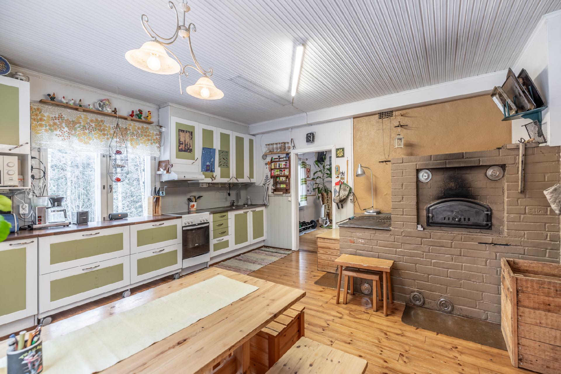 tupakeittiössä leivinuuni ja puuhella