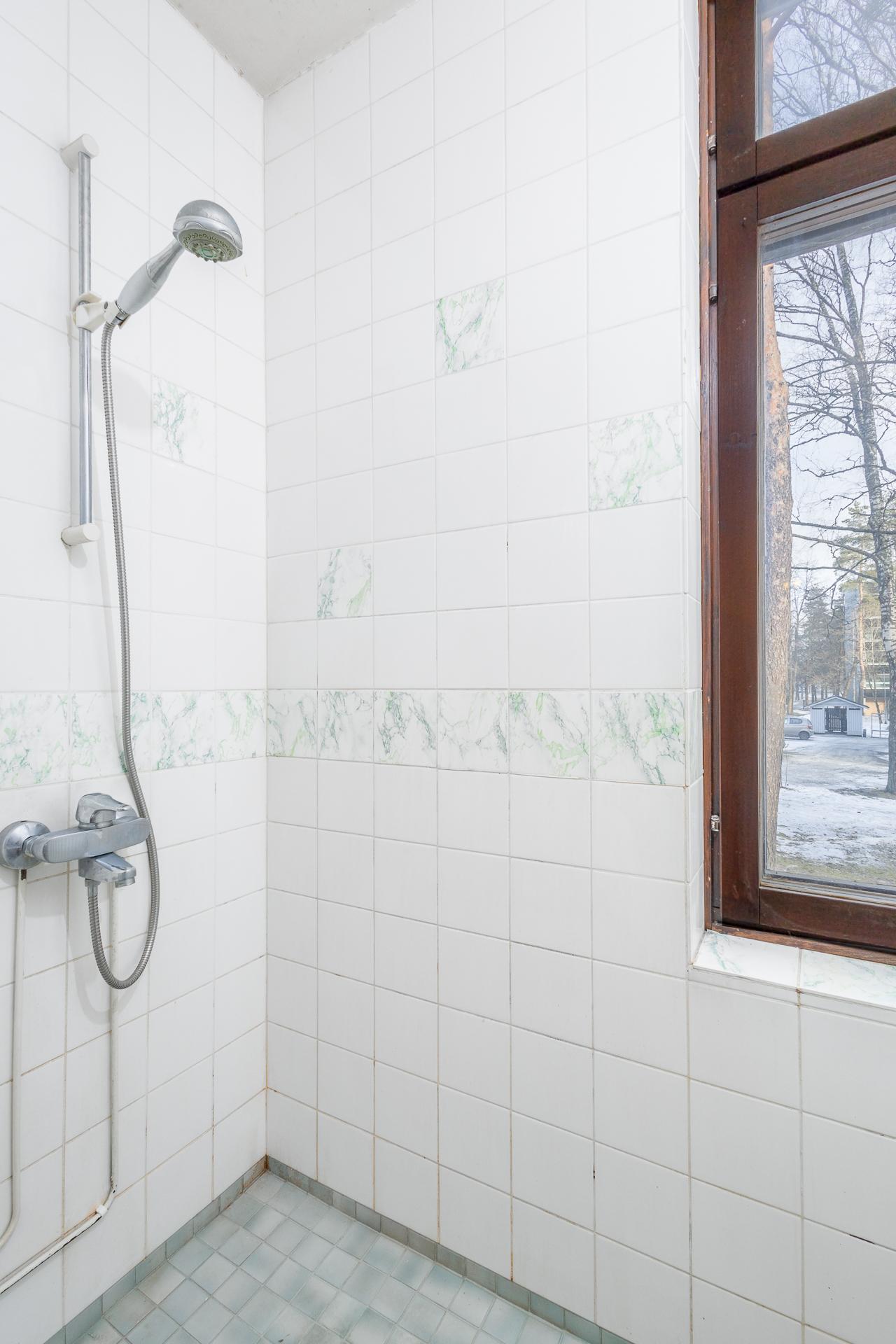 ikkunallinen suihkutila