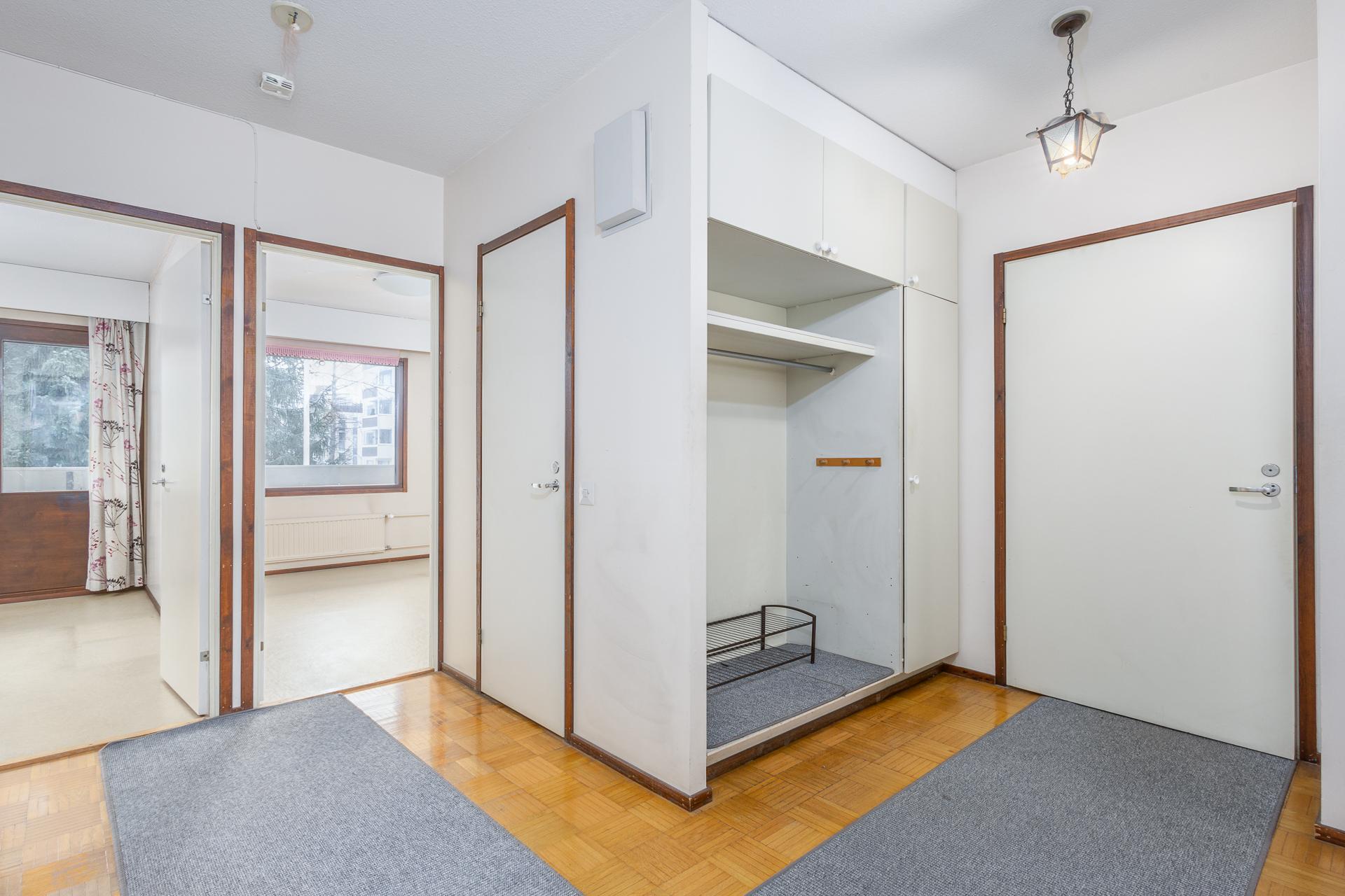 eteisen naulakkotilat ja vaatehuone