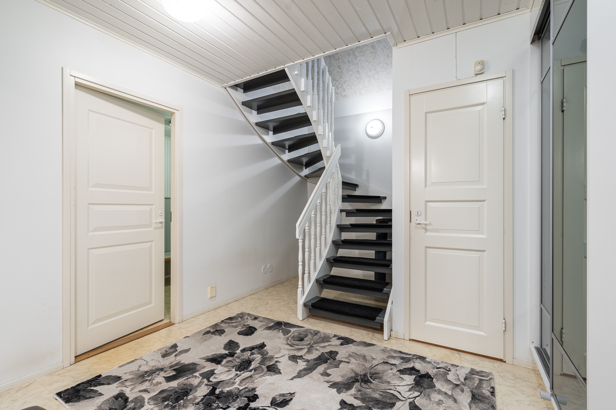 Alakerran aula ja raput yläkertaan