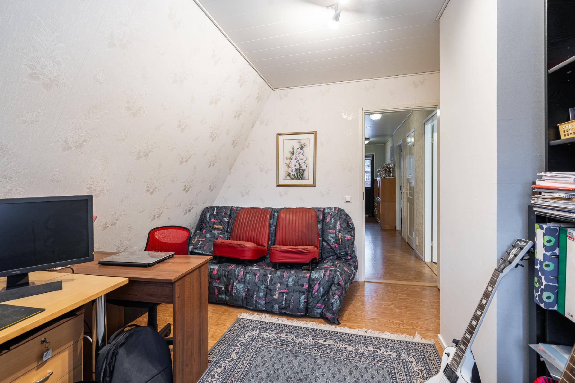 Yläkerran työhuone taustalla aula