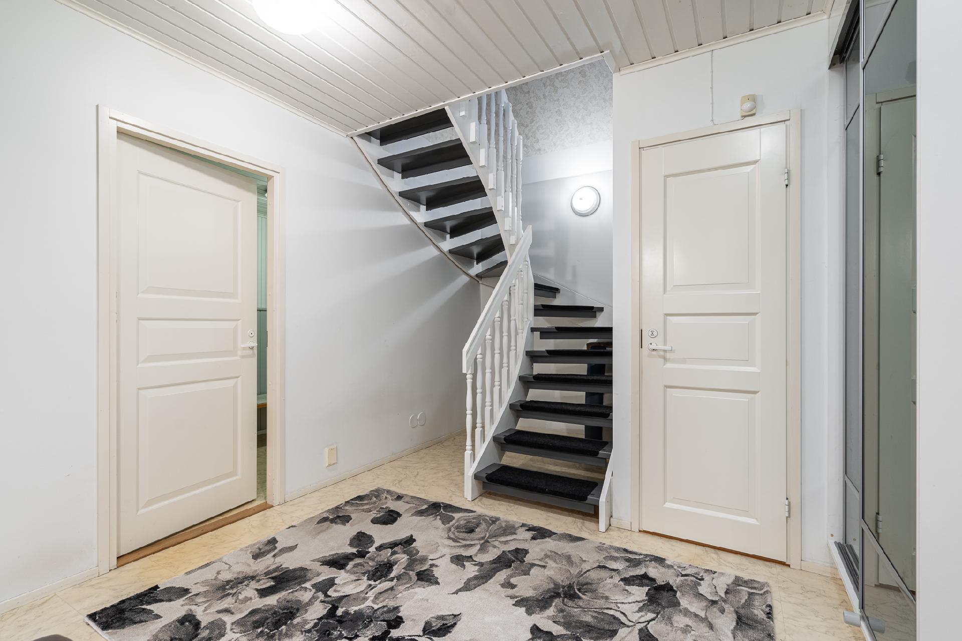 Alakerran aula ja raput yläkertaan