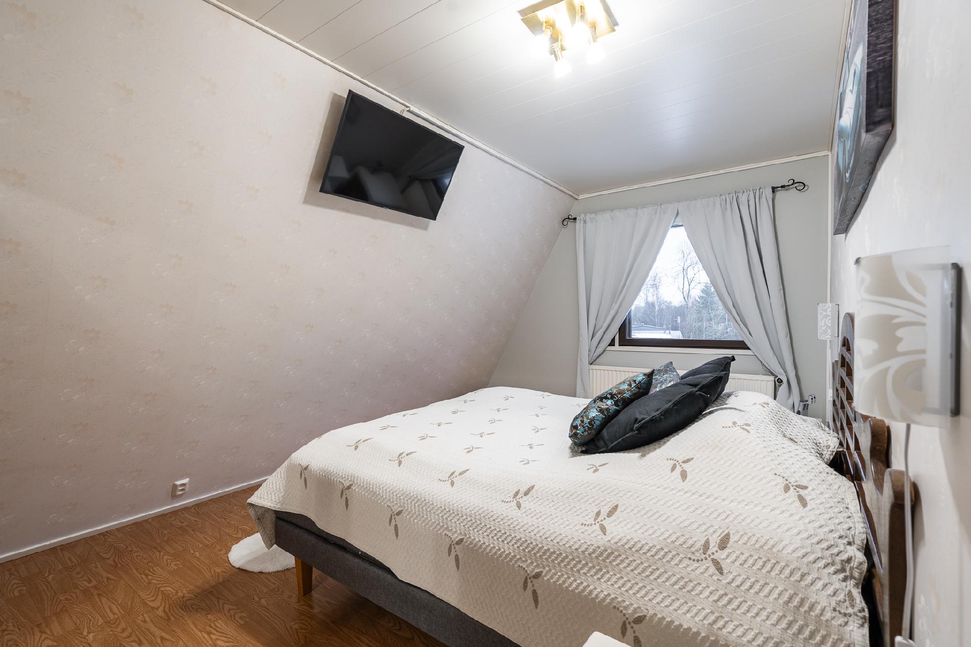 Kuva 1. Yäkerran makuuhuone 