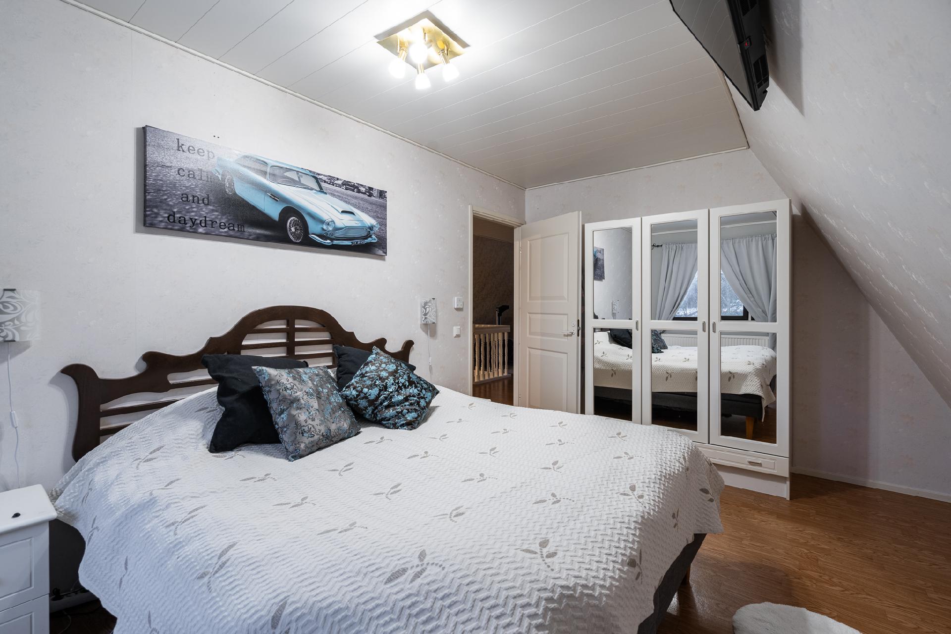 Kuva 2. Yläkerran makuuhuone