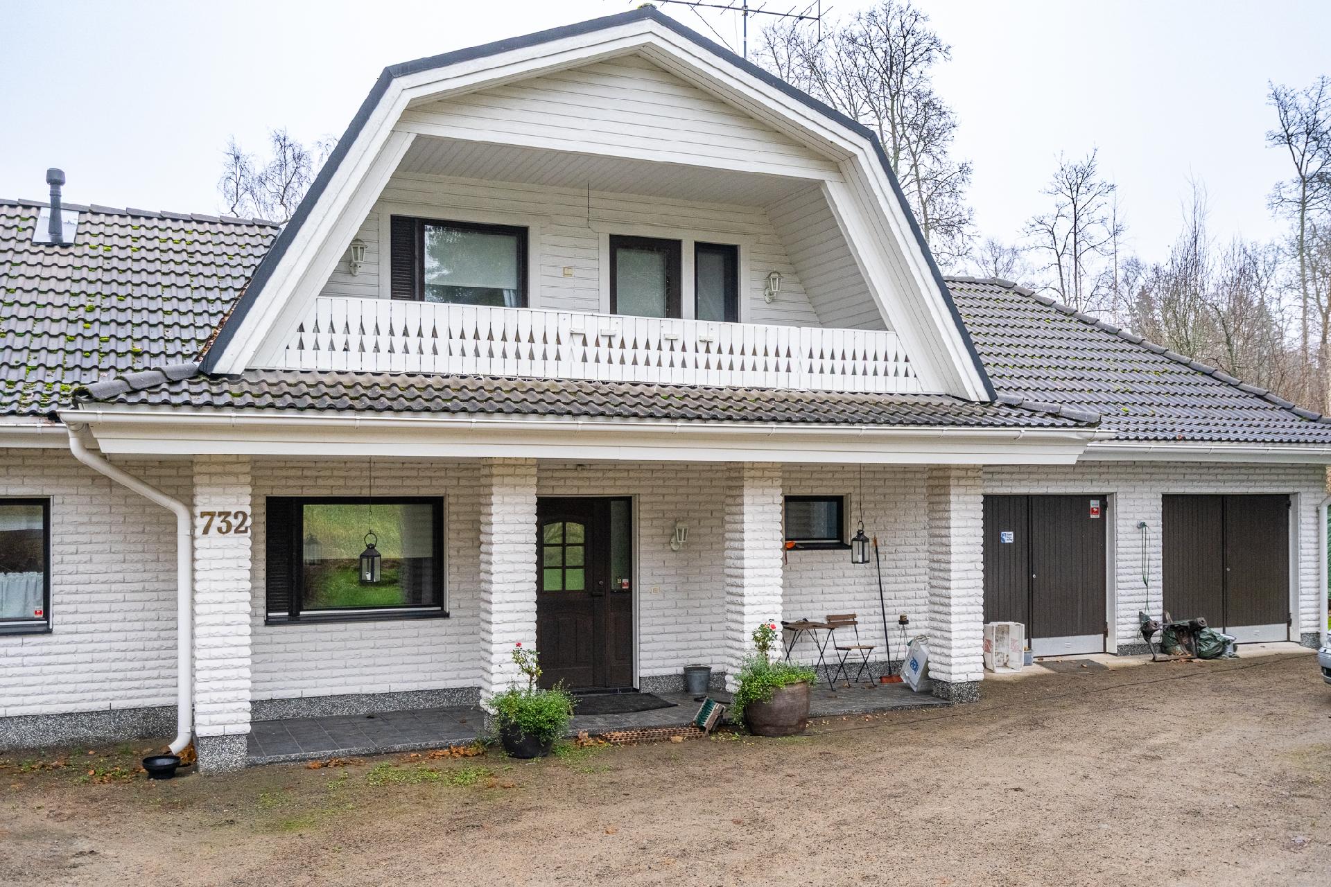 Pääovi ja autotallit