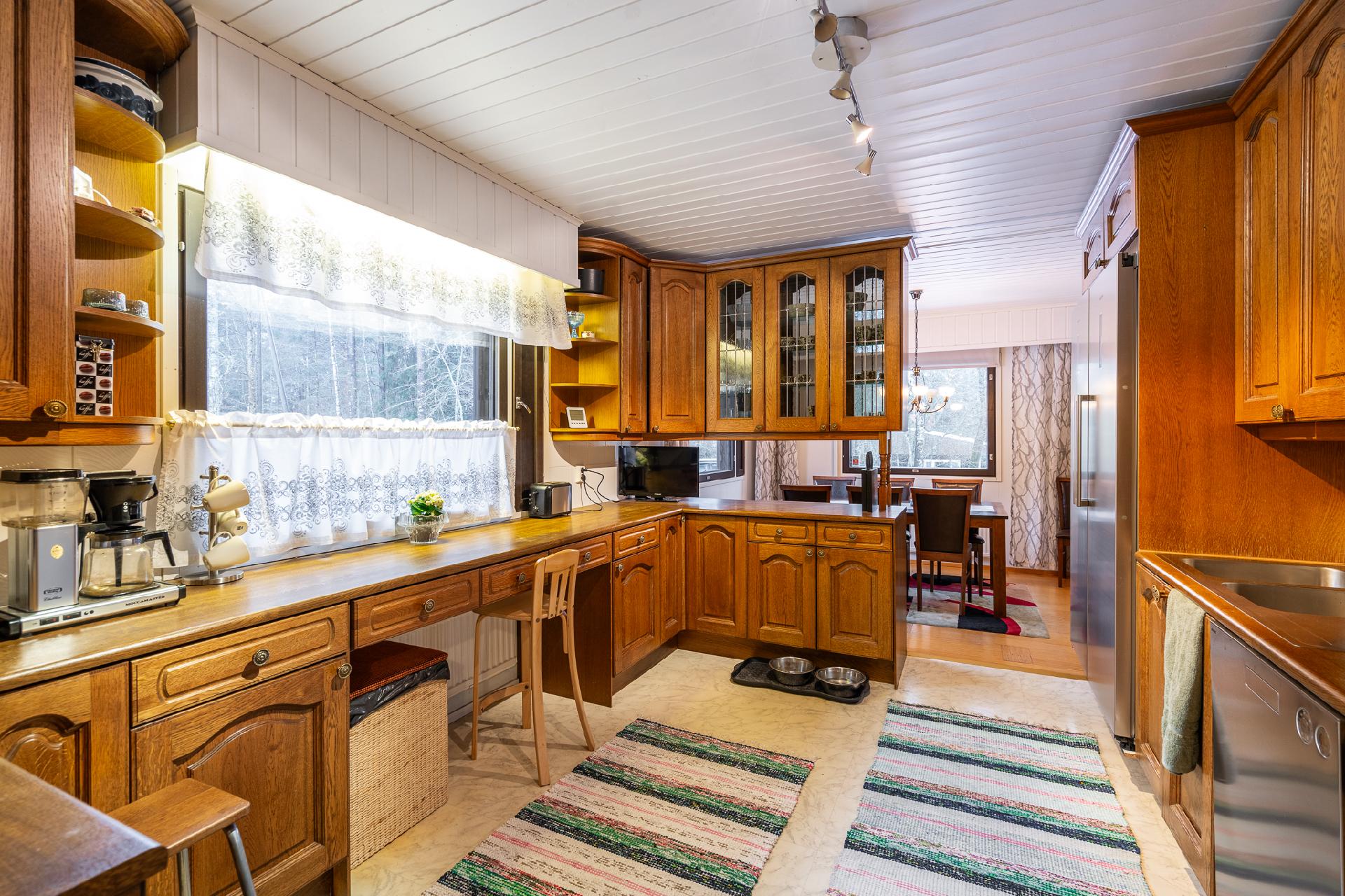 Täyspuiset keittiökaapistot