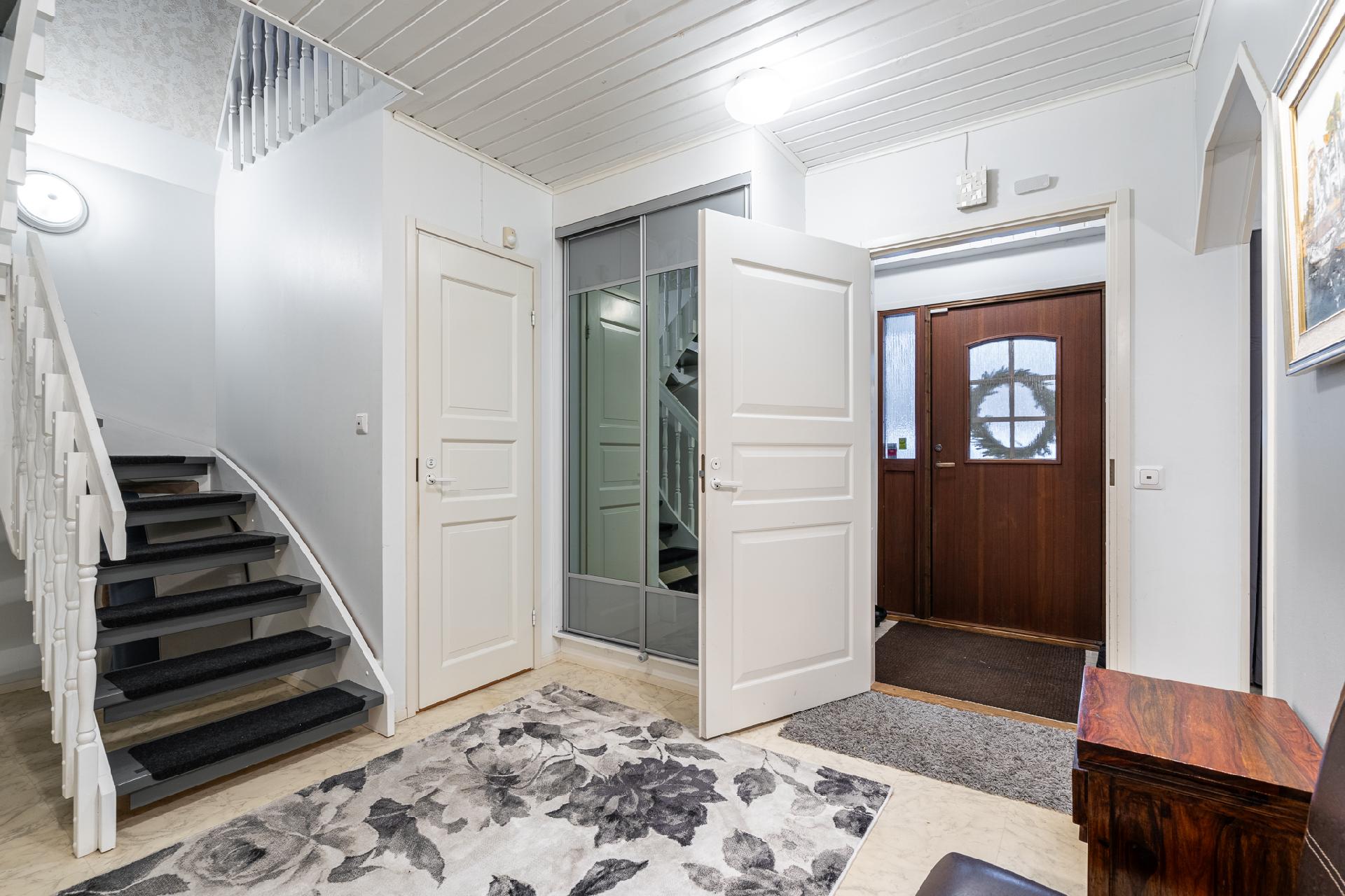 Alakerran sisääntulonaula