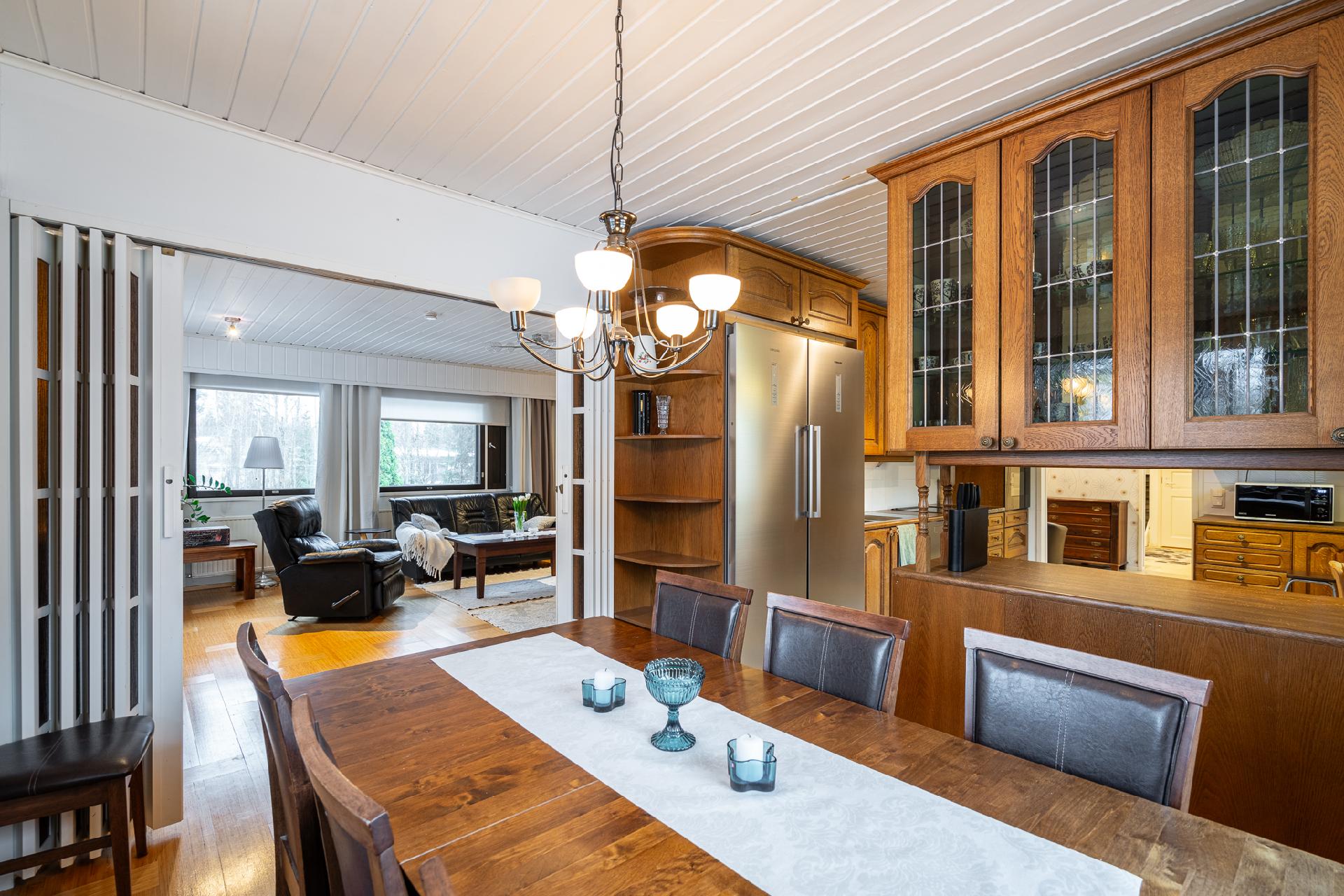 Ruokailutila taustalla olohuone