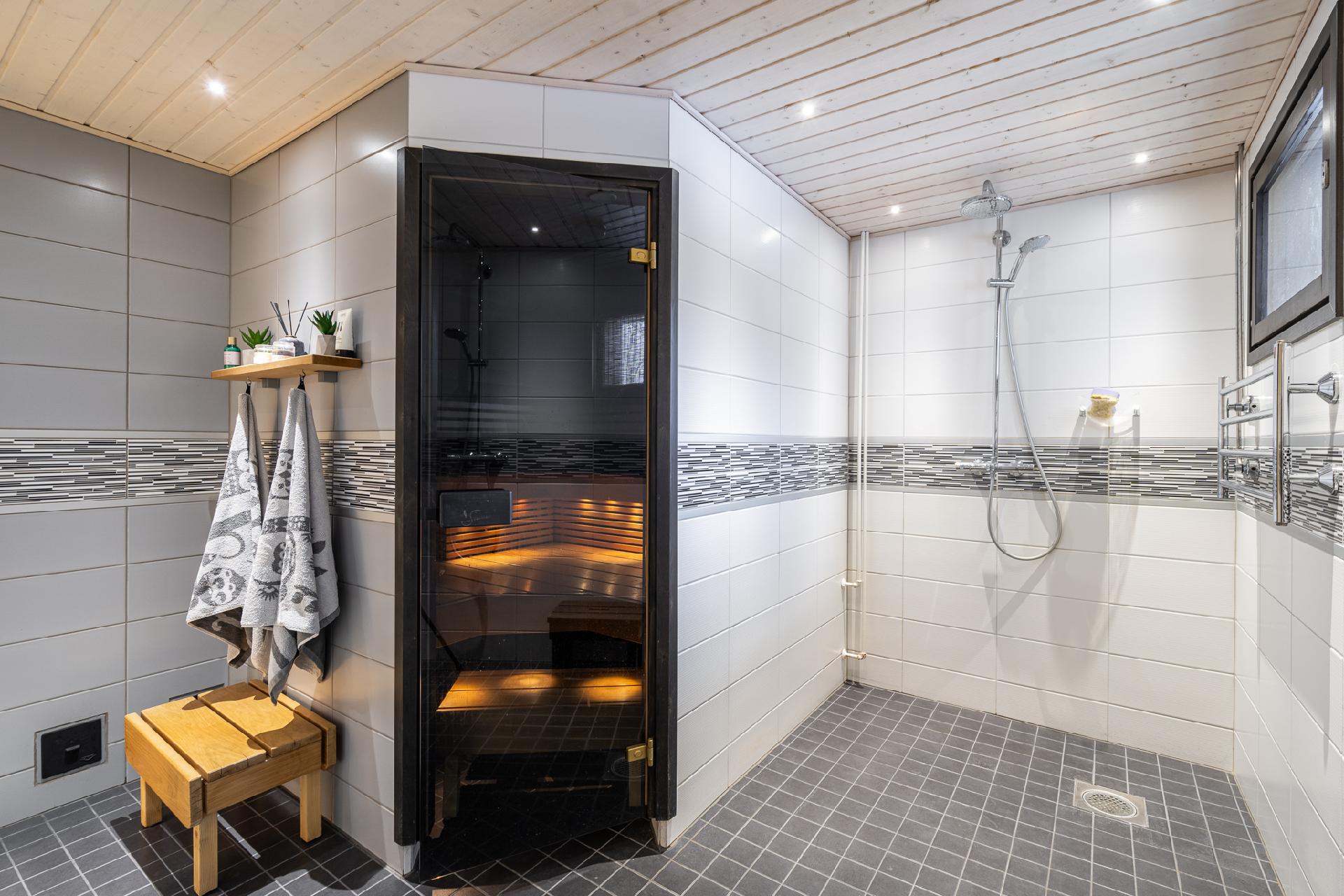 Suihkutila ja ovi saunaan