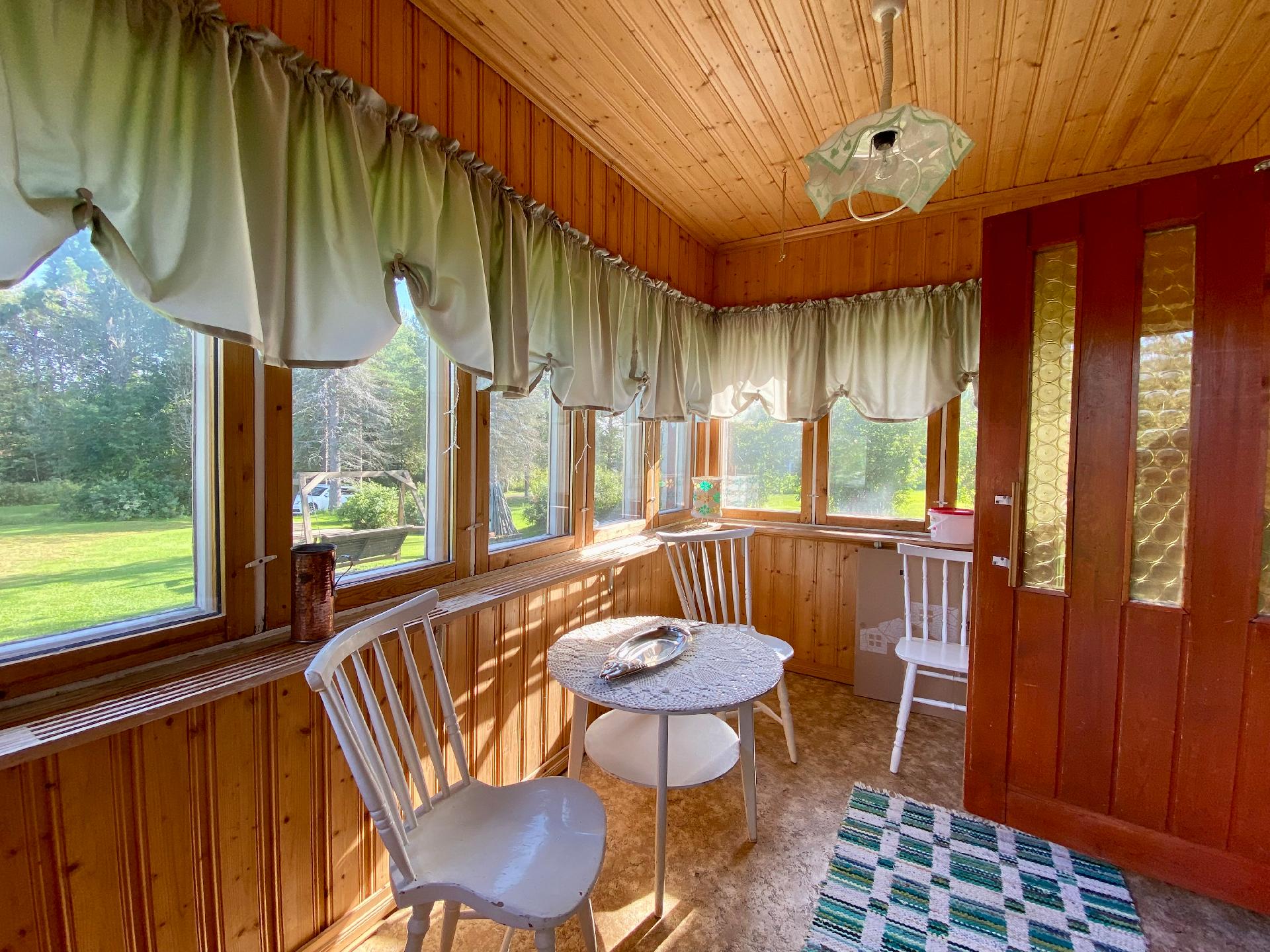 Tervetuloa. Valoisa kuisti.