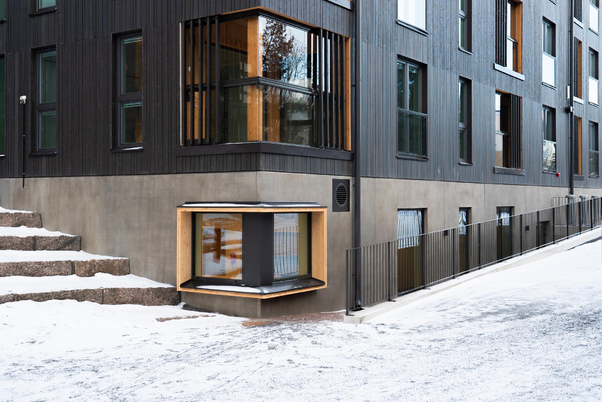 Näyteikkunatilaa kadulle ja oikealta kulku ramppia pitkin tilaan