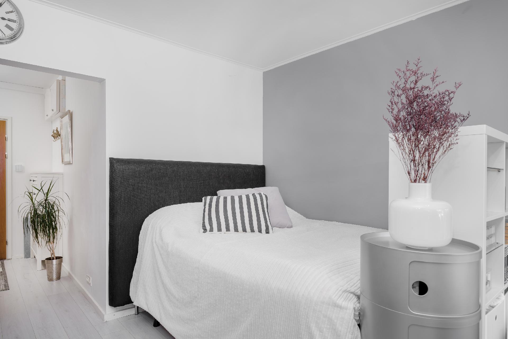 Tilavaan huoneeseen mahtuu hyvin isokin sänky