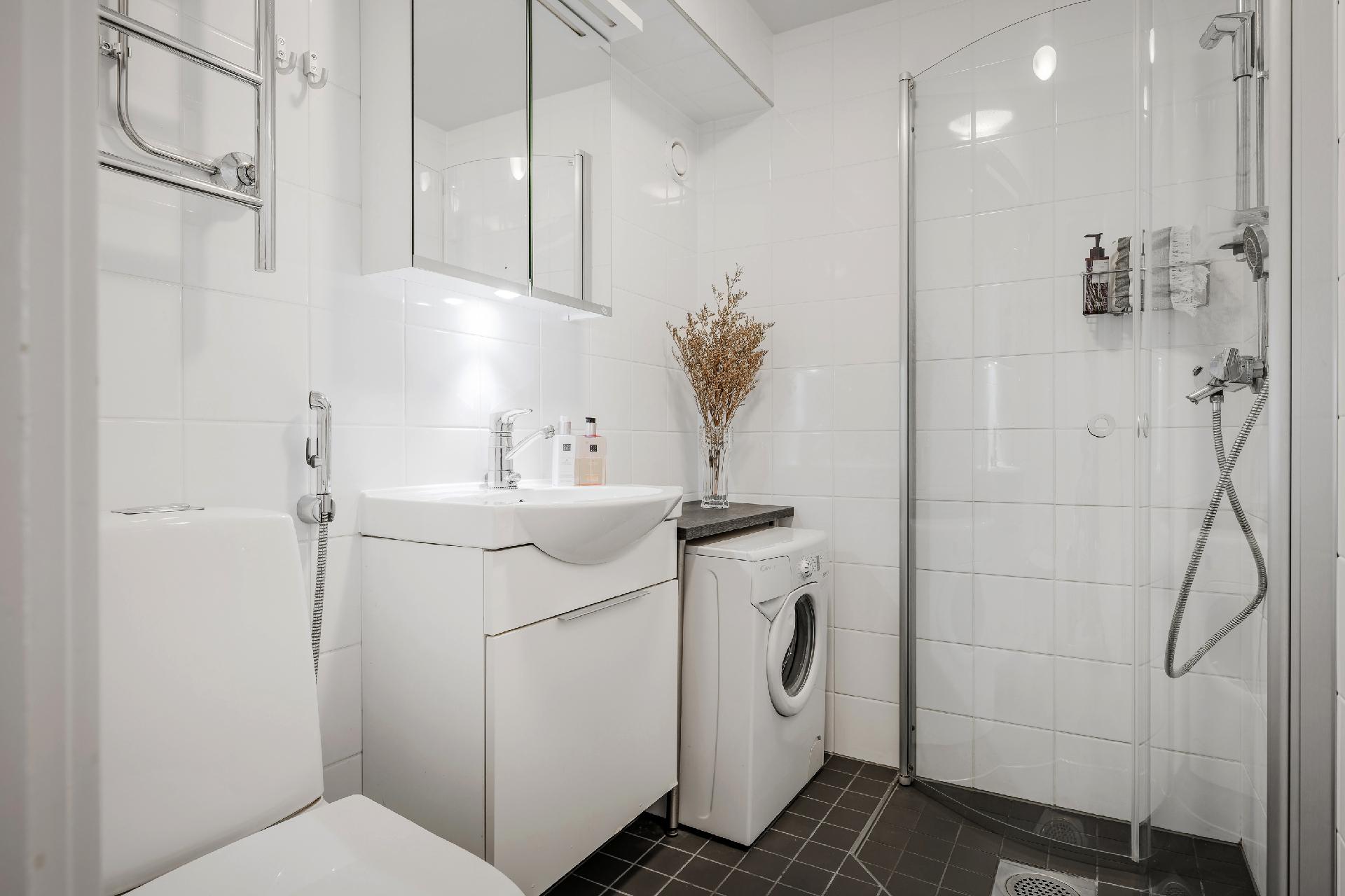 Putkiremontin yhteydessä remontoitu kylpyhuone.