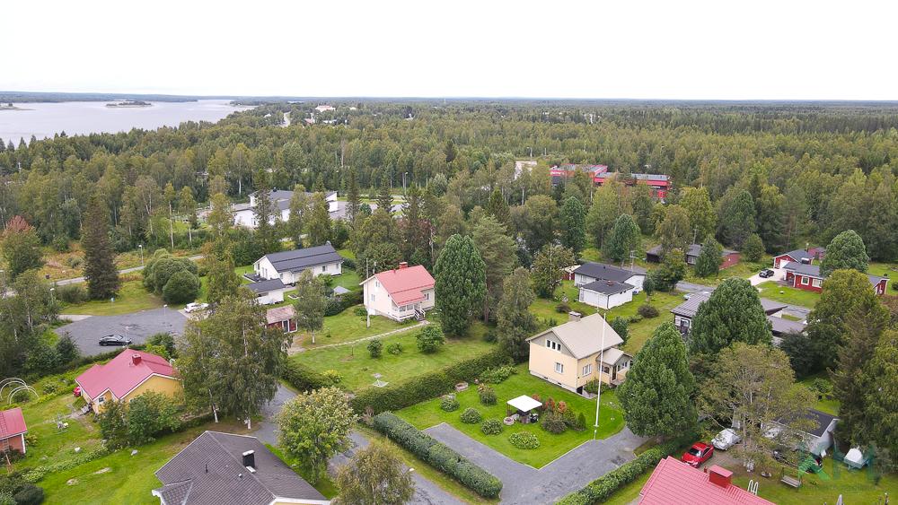 Kuva alueesta ja taustalla Tornionjoki