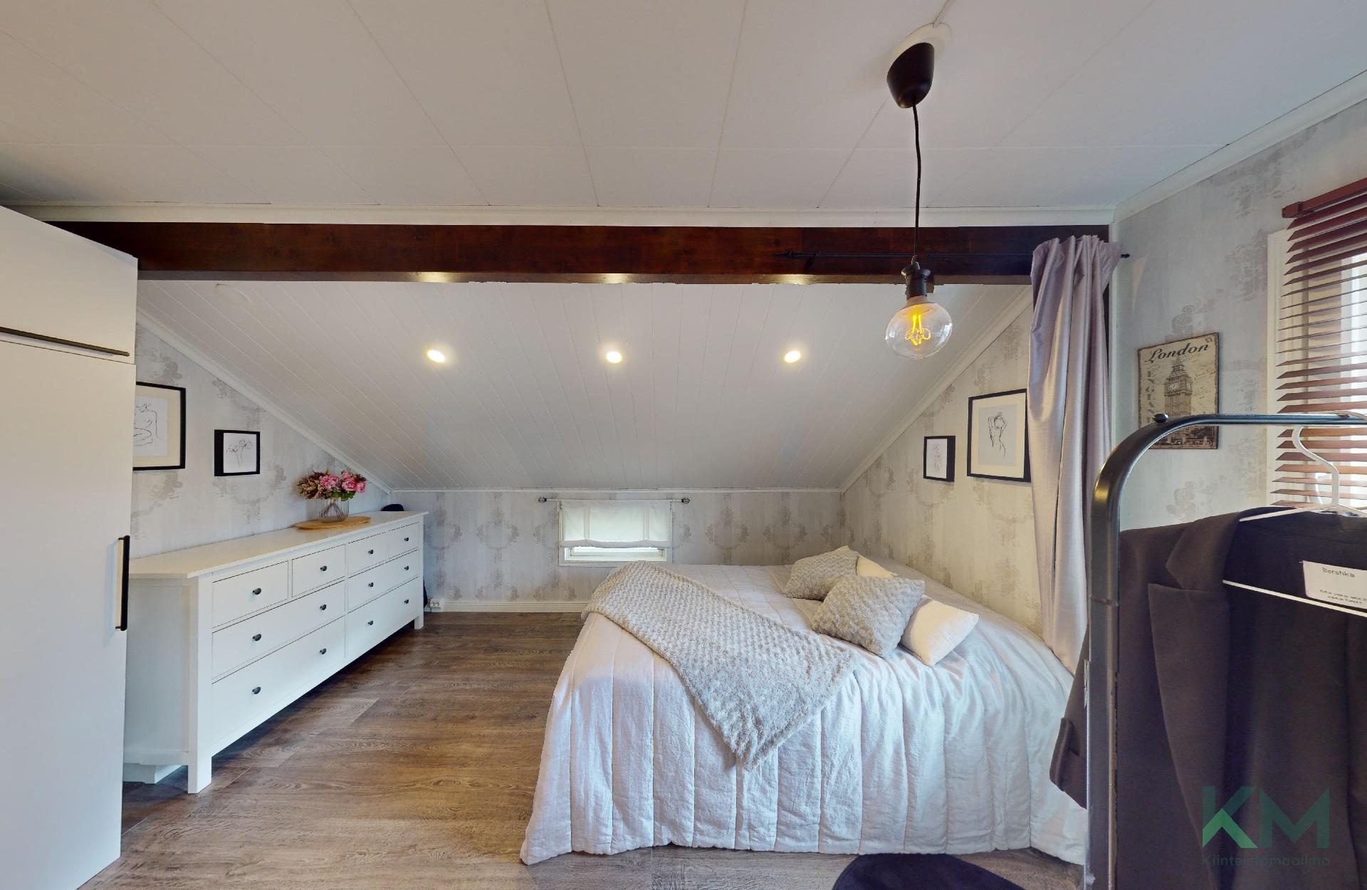 Yläkerran makuuhuone