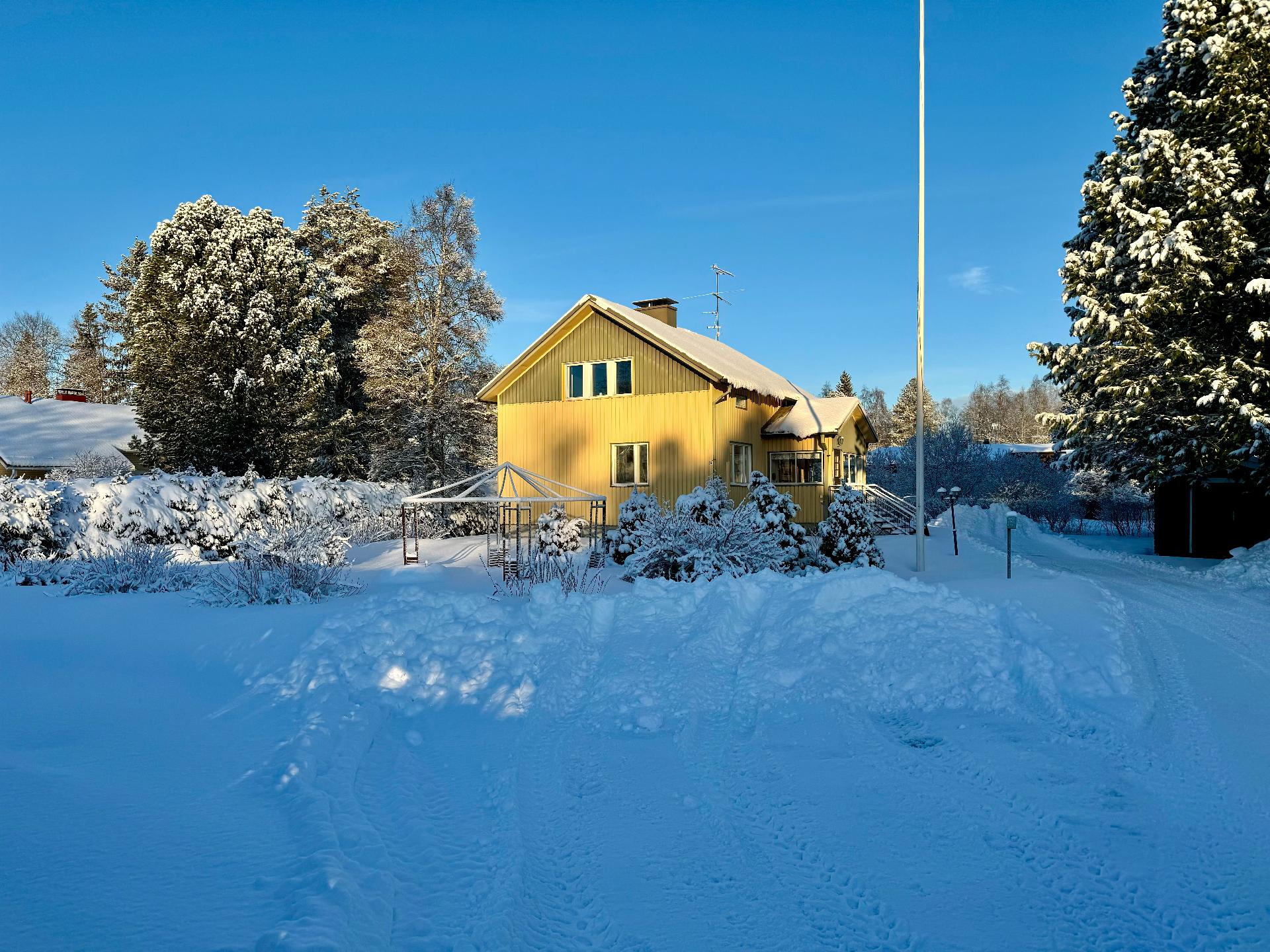 Suojaisa piha. Tervetuloa.