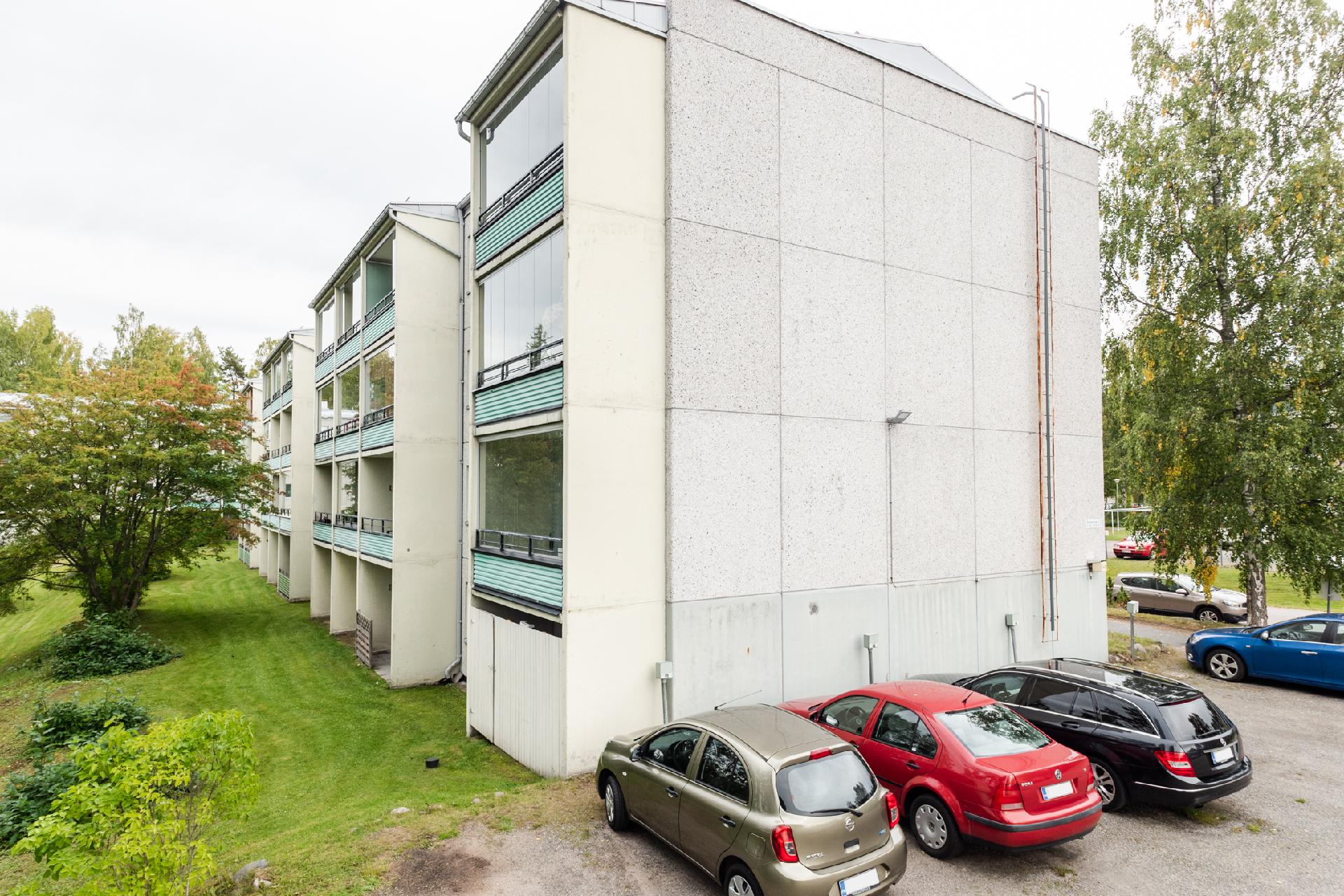 Parkkipaikat talon päädyssä