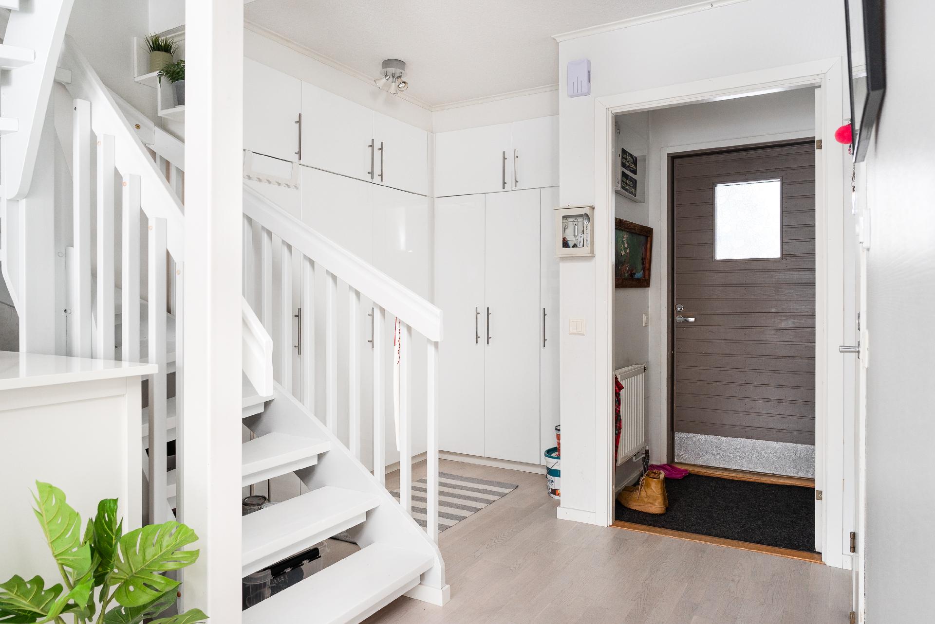 eteisessä hyvin kaappitilaa